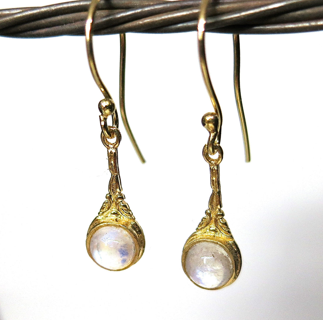 עגילי זהב מונסטון, עגילי זהב ויקטוריאניים תלויים עם אבן