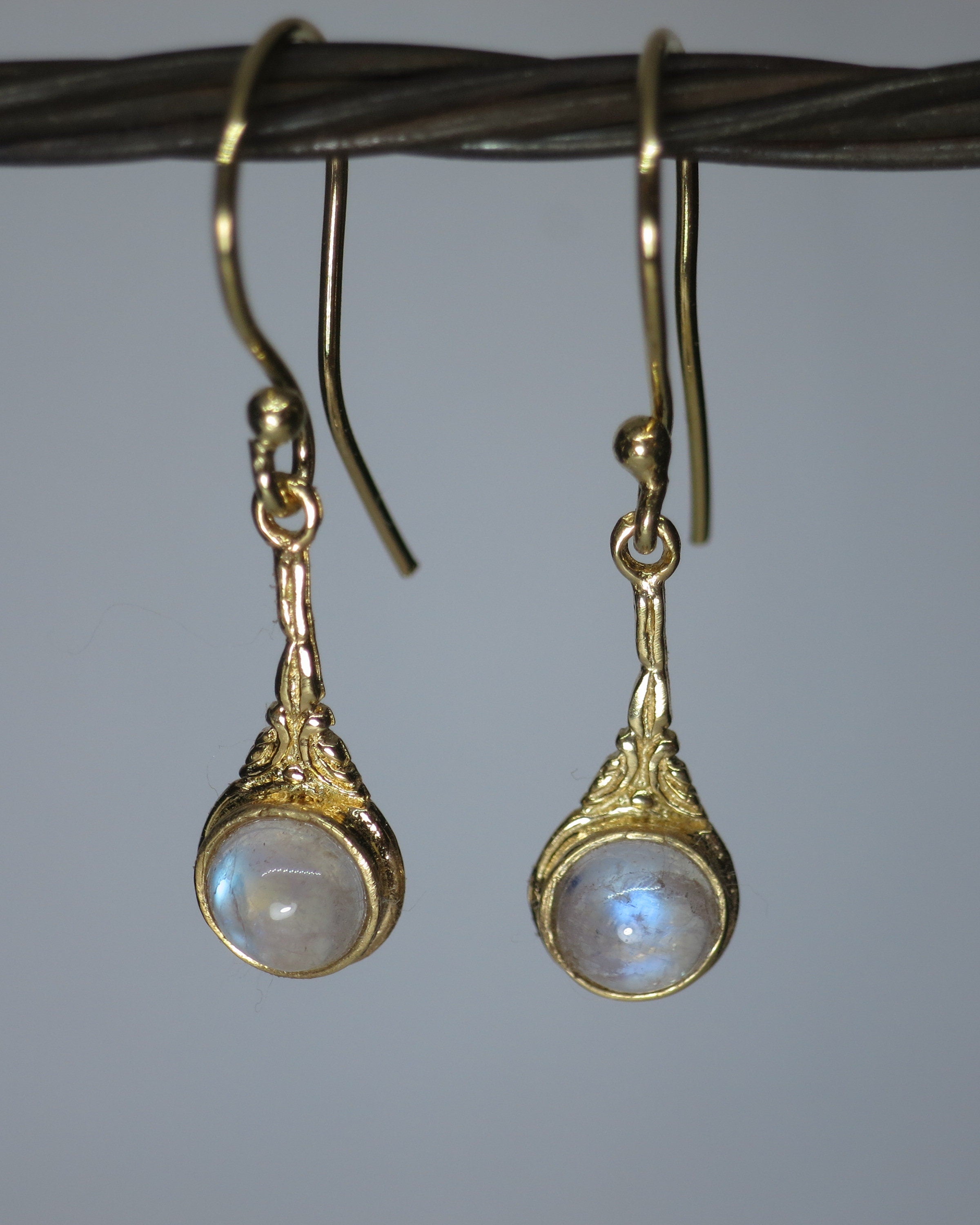 עגילי זהב מונסטון, עגילי זהב ויקטוריאניים תלויים עם אבן