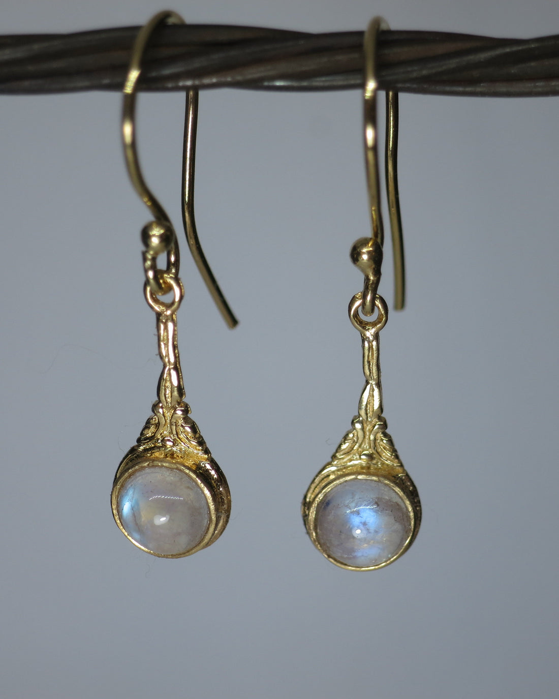 עגילי זהב מונסטון, עגילי זהב ויקטוריאניים תלויים עם אבן