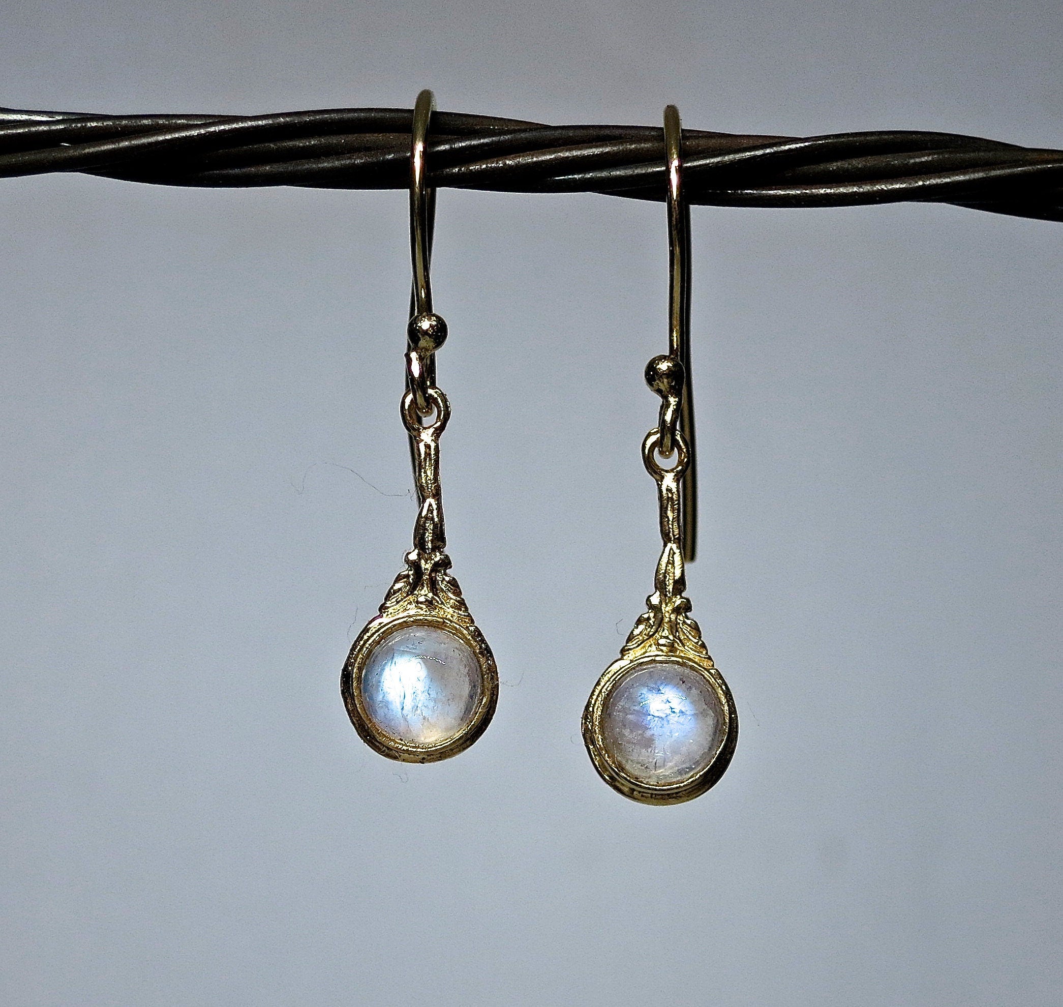 עגילי זהב מונסטון, עגילי זהב ויקטוריאניים תלויים עם אבן