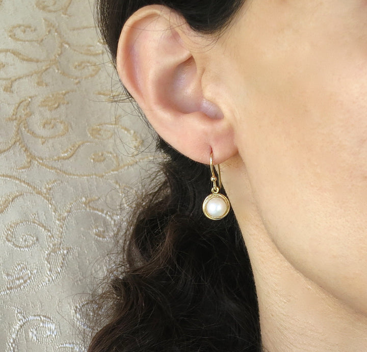 סט תכשיטי זהב לבן פנינה, עגילים תלויים ותליון שרשרת