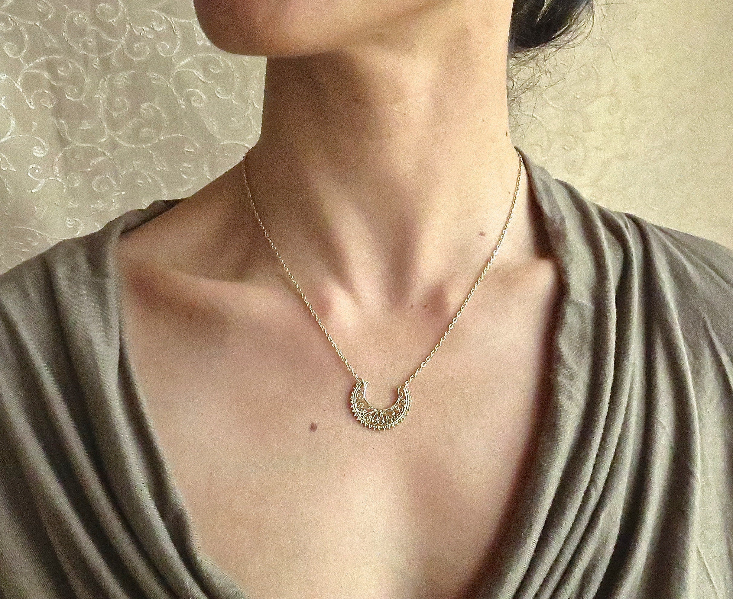 שרשרת סהר פיליגרן: תכשיטים בוהמיים מצופים זהב 14 קראט