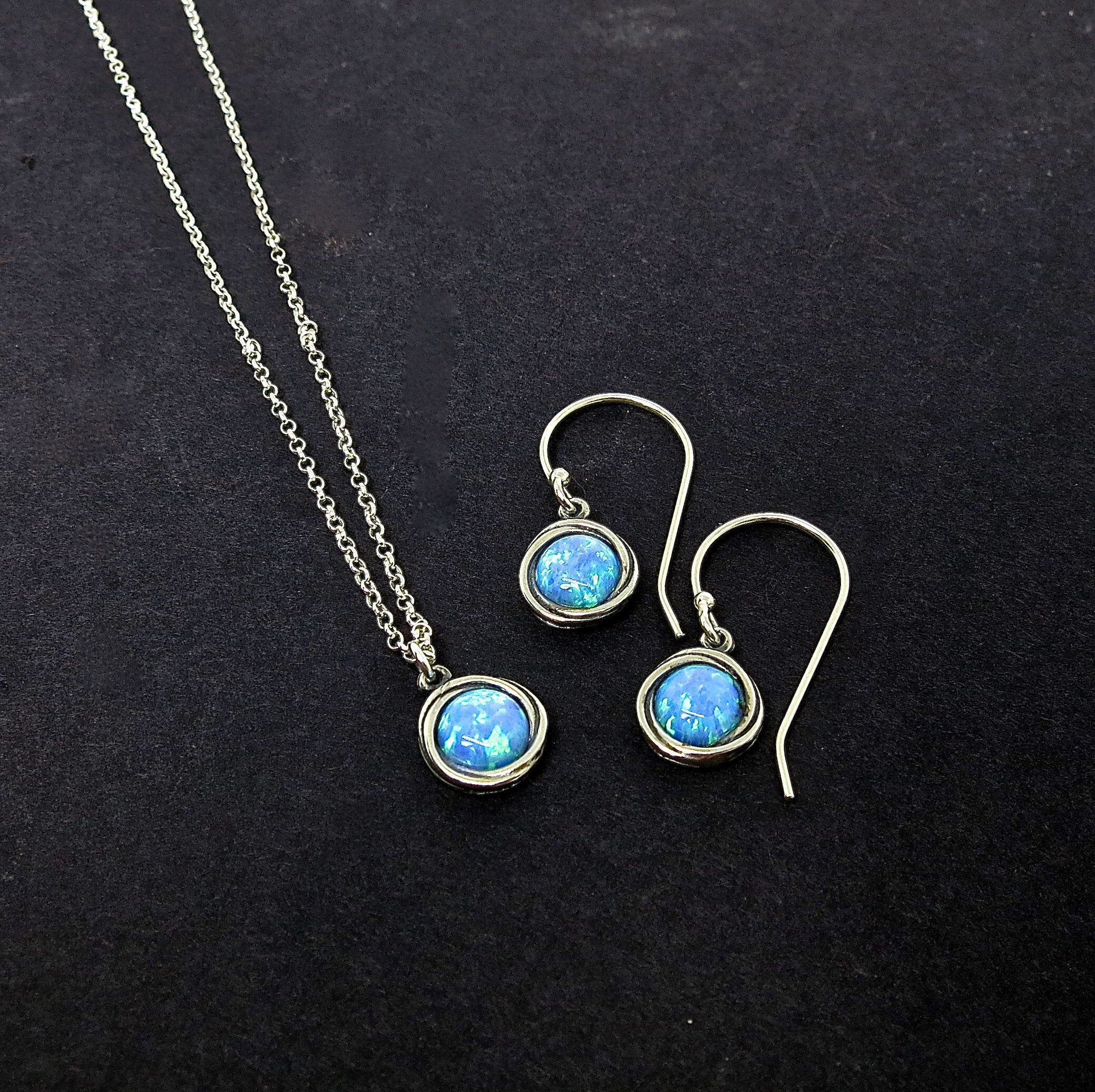 סט תכשיטי כסף סטרלינג אופל כחול, עגילים ושרשרת תלויים