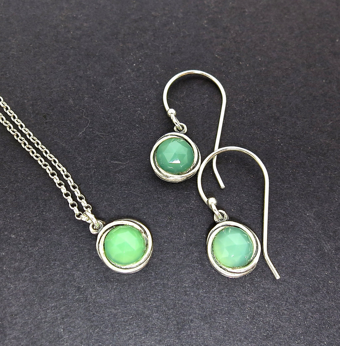 סט עגילים ושרשרת ירקן, סט תכשיטי כסף סטרלינג 925, עגילים ותליון משובצים באבנים ירוקות