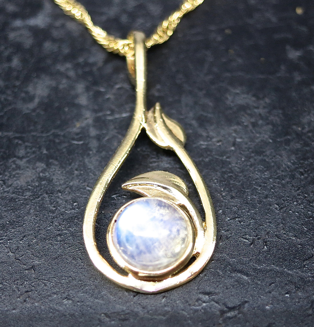 שרשרת תליון עלה בעבודת יד משובצת באבן ירח מזהב 14 קראט