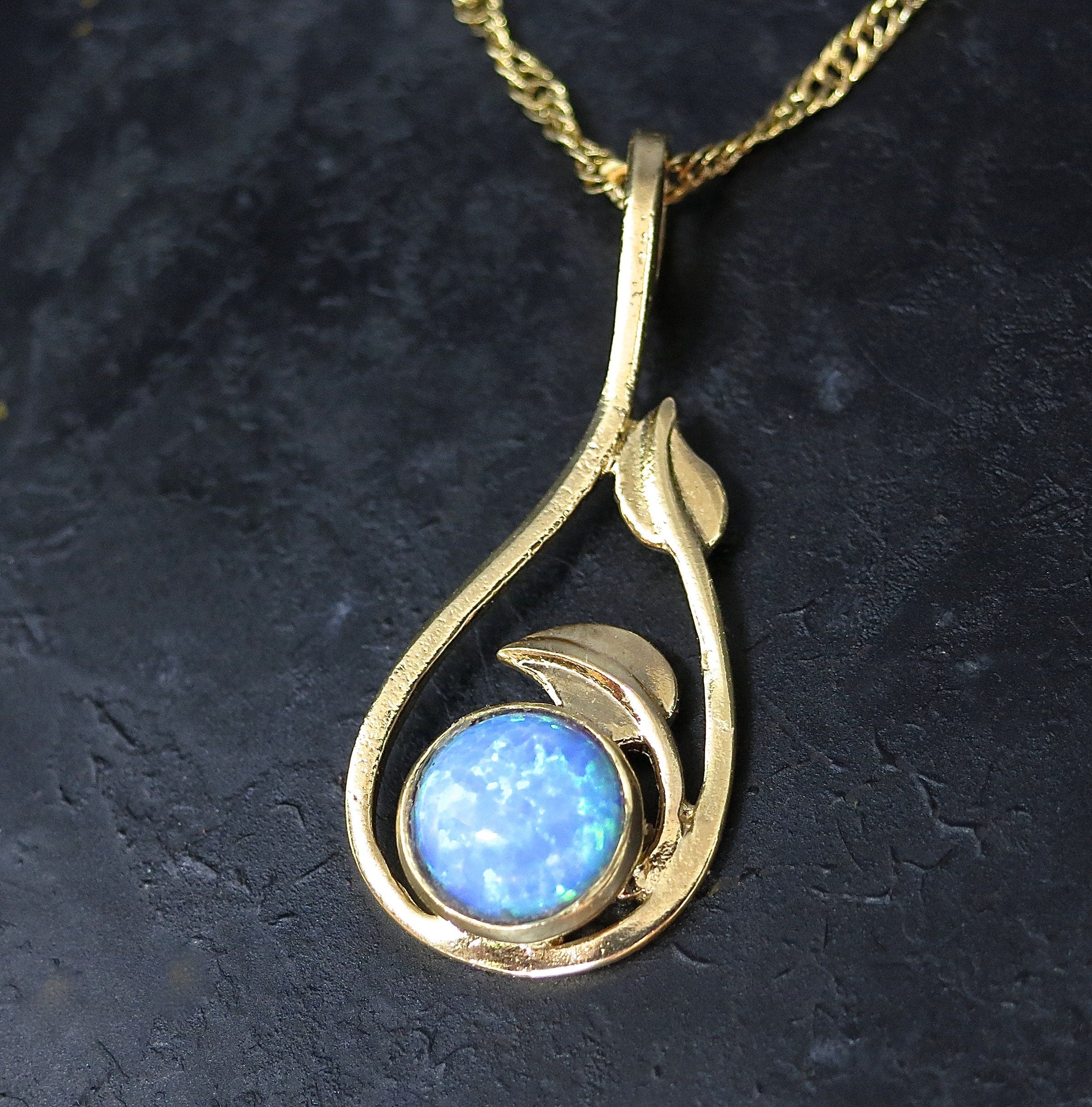 שרשרת אופל כחול מזהב 14 קראט: תליון אופל עם עלים