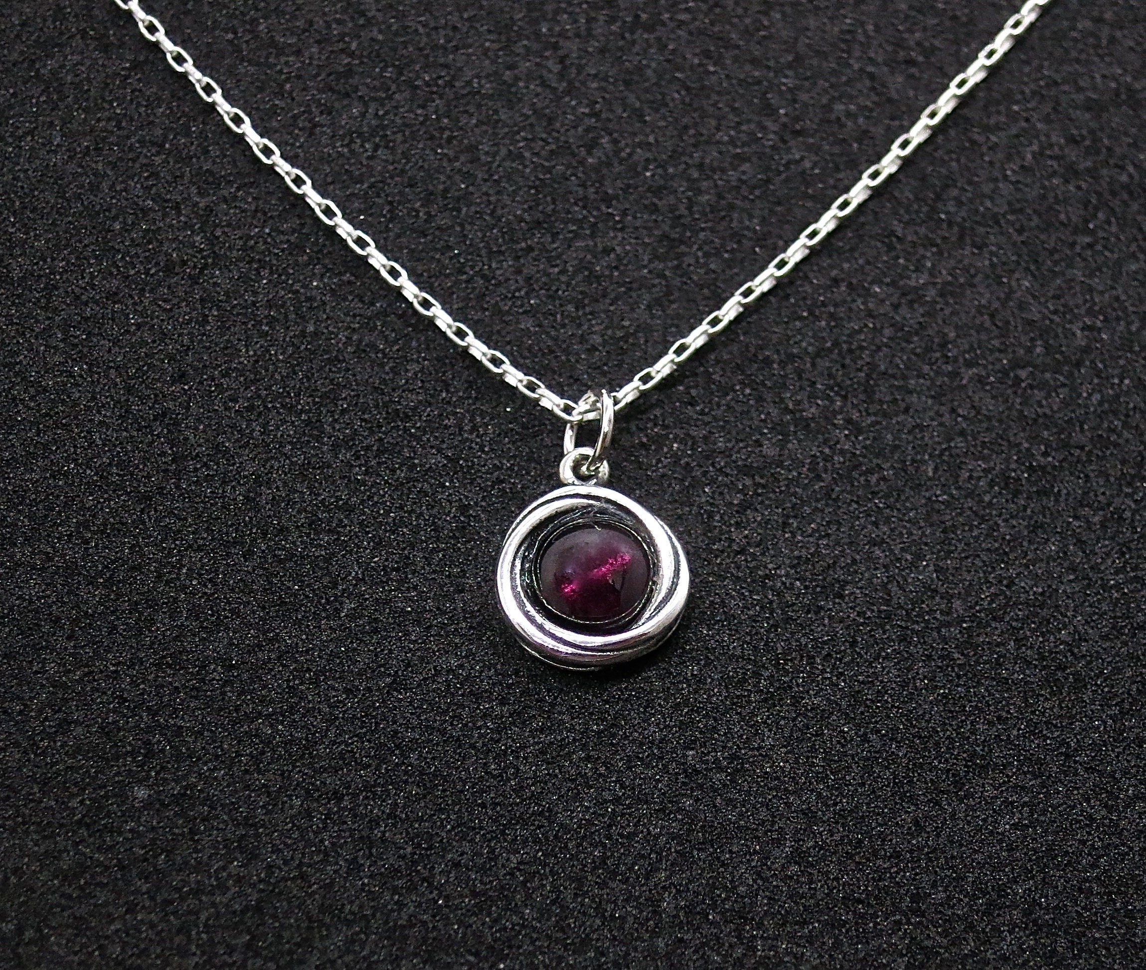 תליון שרשרת כסף סטרלינג קטן משובץ גרנט