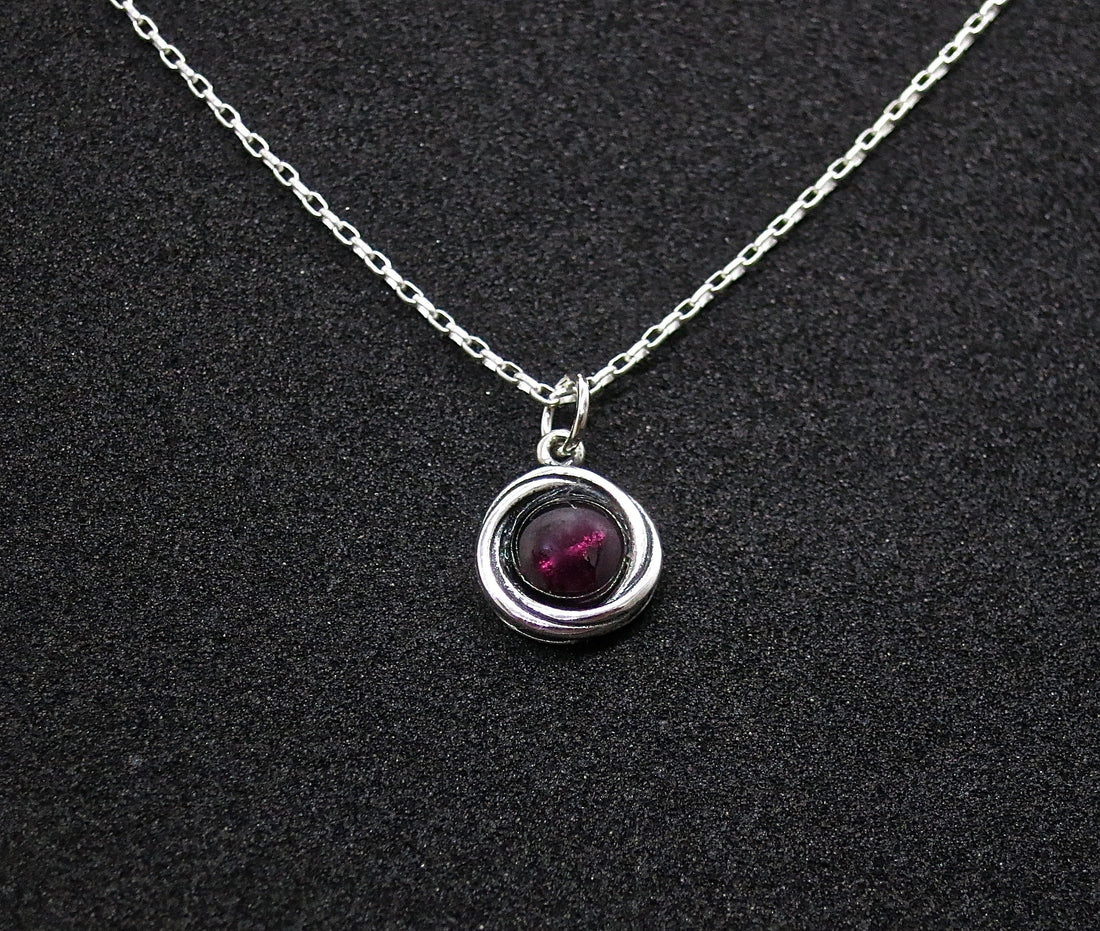 תליון שרשרת כסף סטרלינג קטן משובץ גרנט