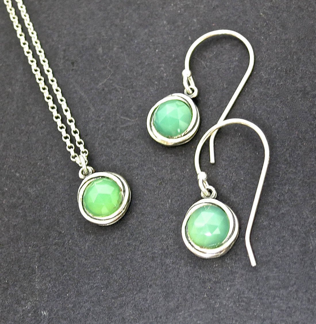סט עגילים ושרשרת ירקן, סט תכשיטי כסף סטרלינג 925, עגילים ותליון משובצים באבנים ירוקות