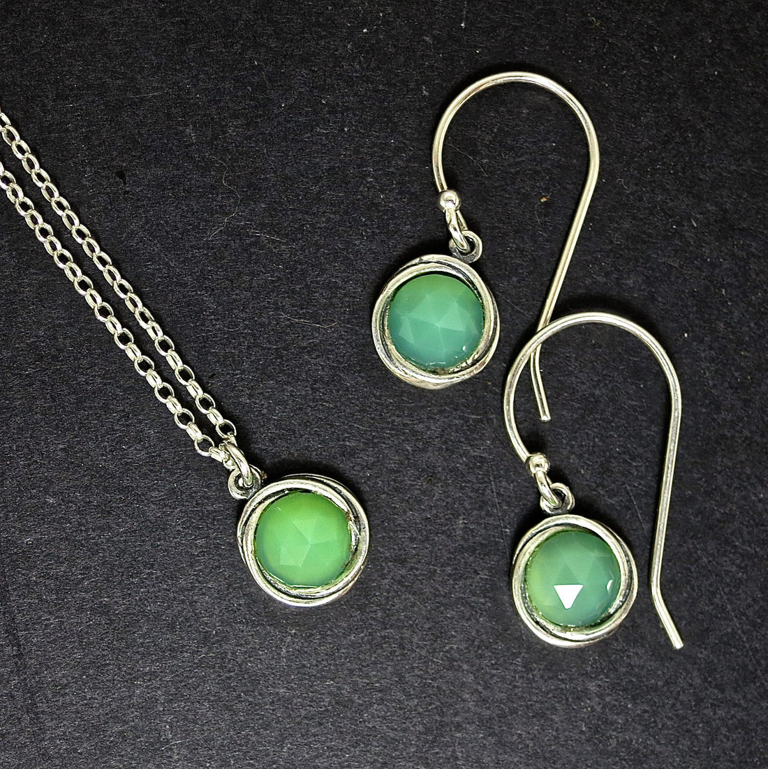 סט עגילים ושרשרת ירקן, סט תכשיטי כסף סטרלינג 925, עגילים ותליון משובצים באבנים ירוקות