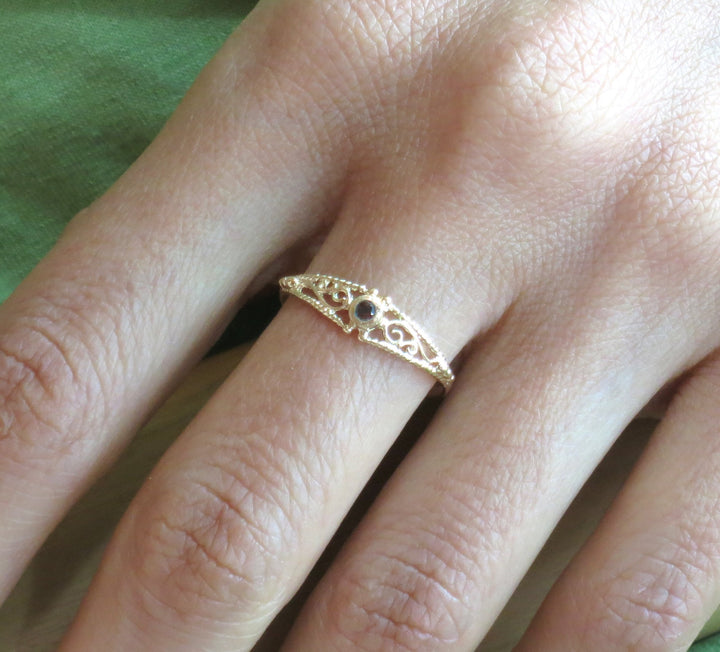 טבעת זהב 14 קראט מלאה פיליגרן דקה משובצת זהב גרנט