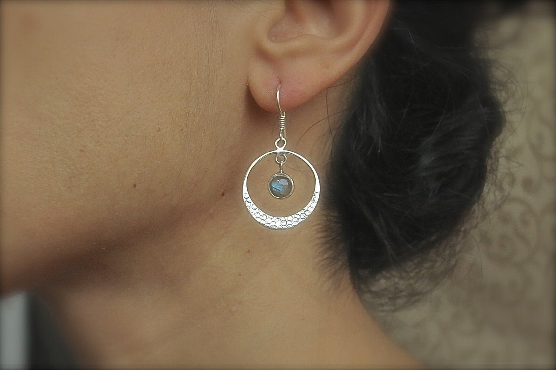 עגילי כסף תלויים אקוומרין חישוקים בעבודת יד משובצים