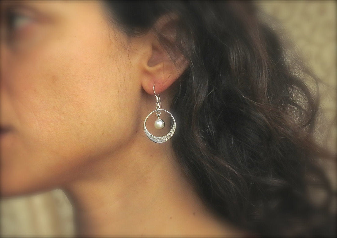 עגילי כסף פנינה 925 תלויים, עגילי חישוק מכסף מרוקעים, עגילי בוהו, עגילי כסף עם טקסטורה