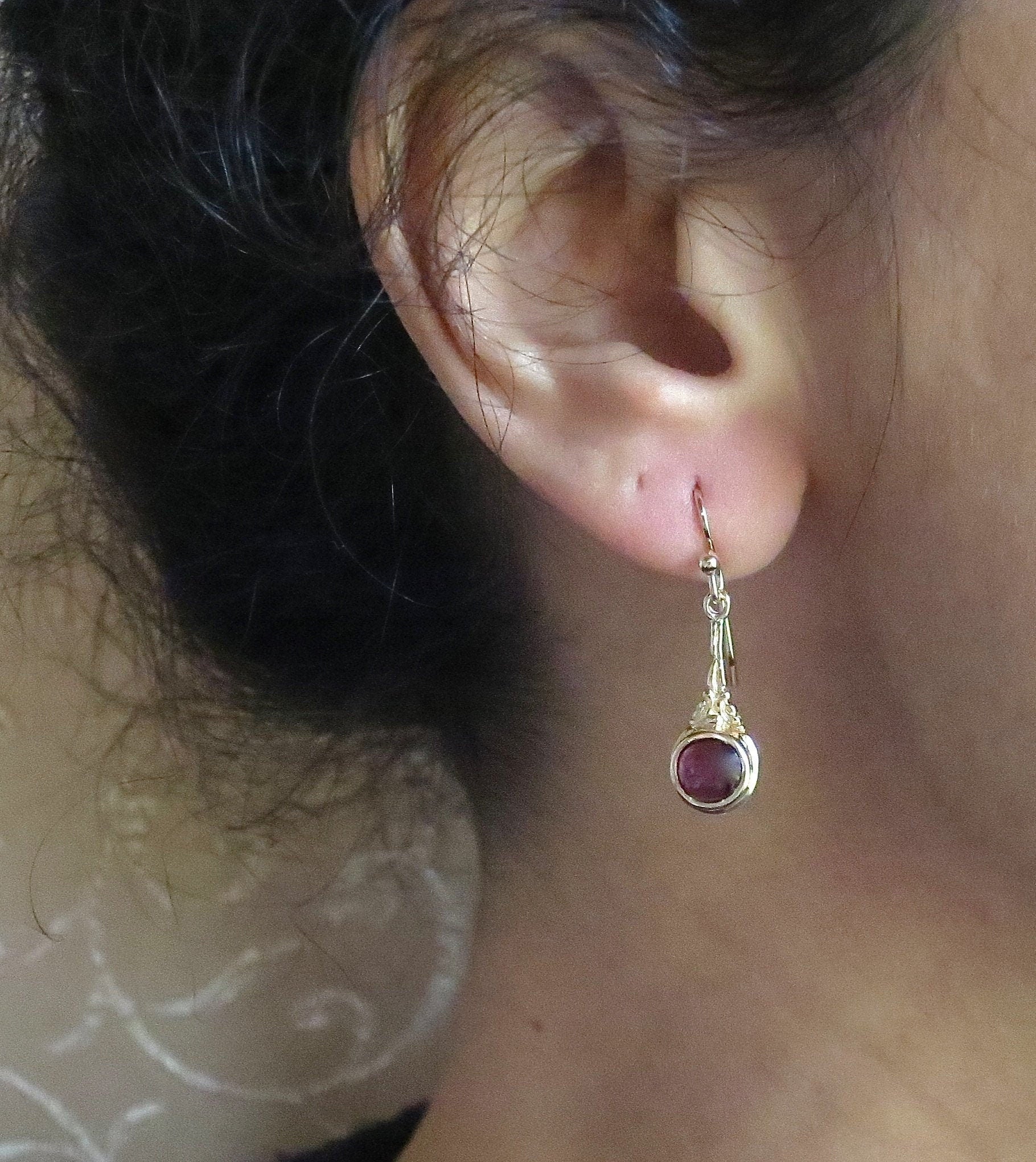 עגילי זהב גרנט תלויים, עגילי אבני חן אדומות