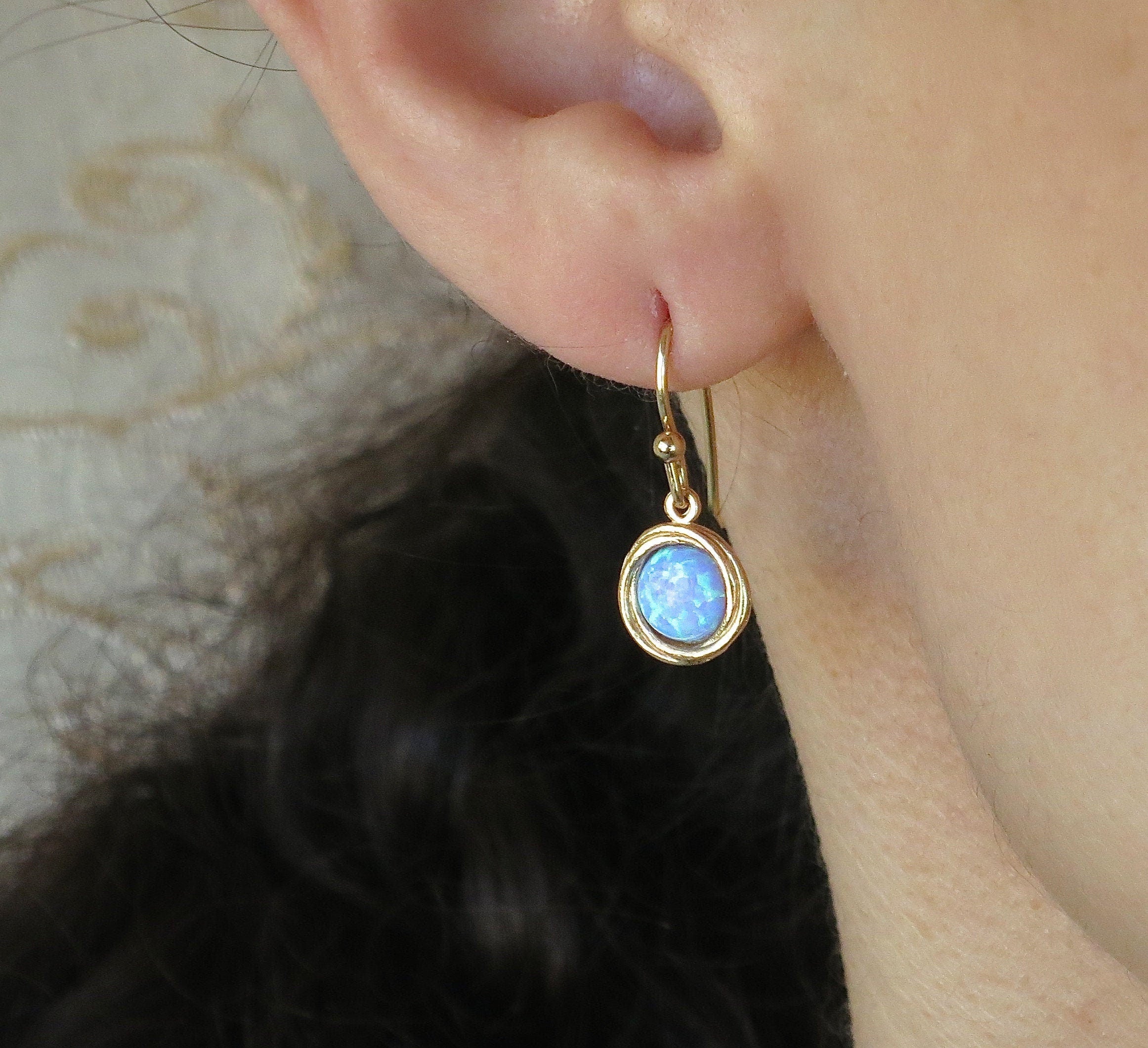 עגילי זהב קטנים תלויים משובצים ברדוריט, עגילי אבן לידה