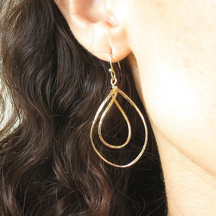 עגילי זהב מלא 14 קראט עם שתי טיפות תלויות