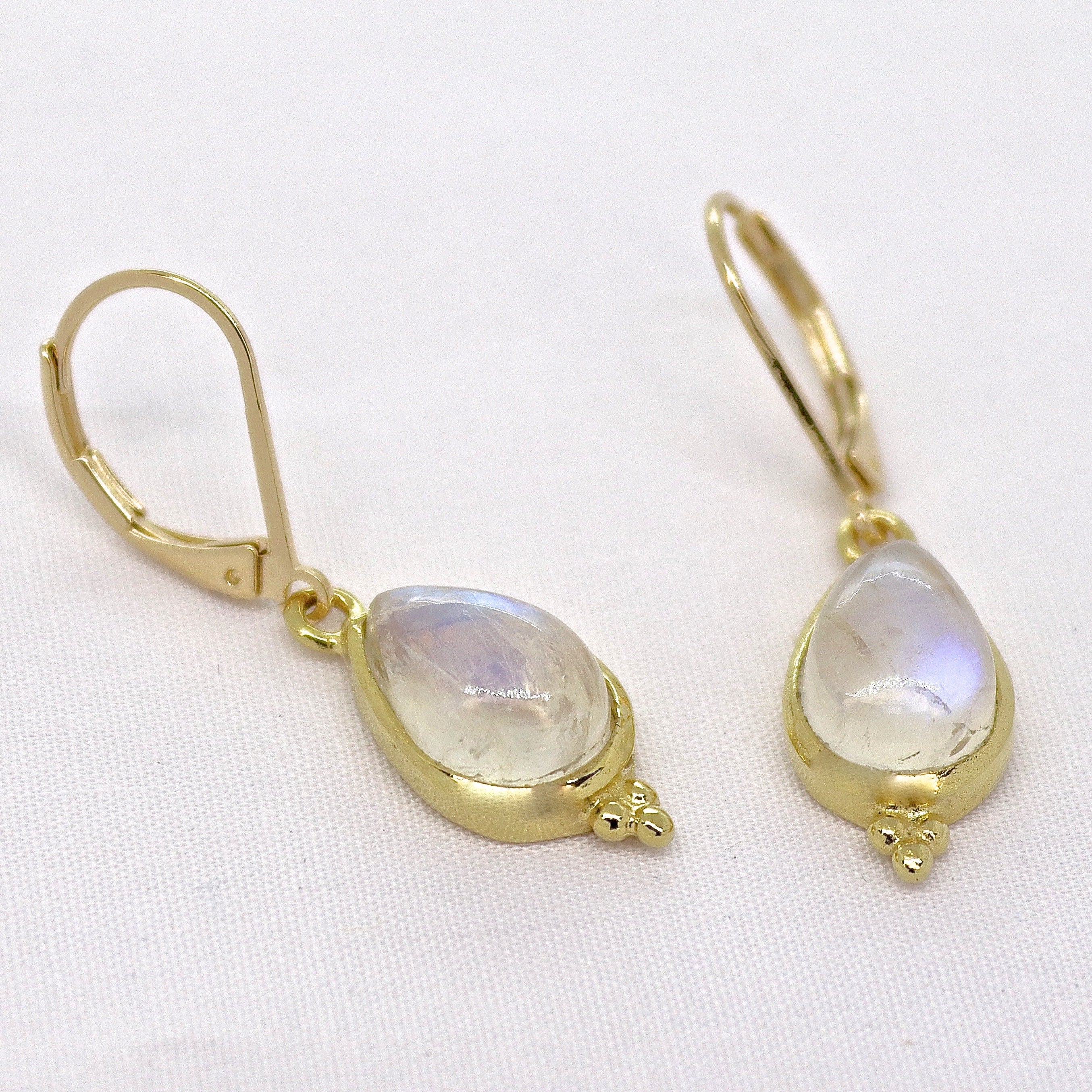 עגיל זהב תלוי באבן ירח, עגילי אבן חן דמעה