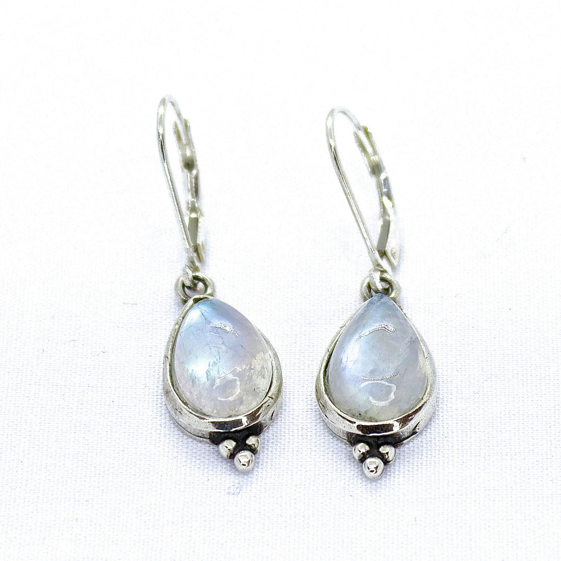 עגיל כסף סטרלינג תלוי עם דמעת מונסטון לאישה