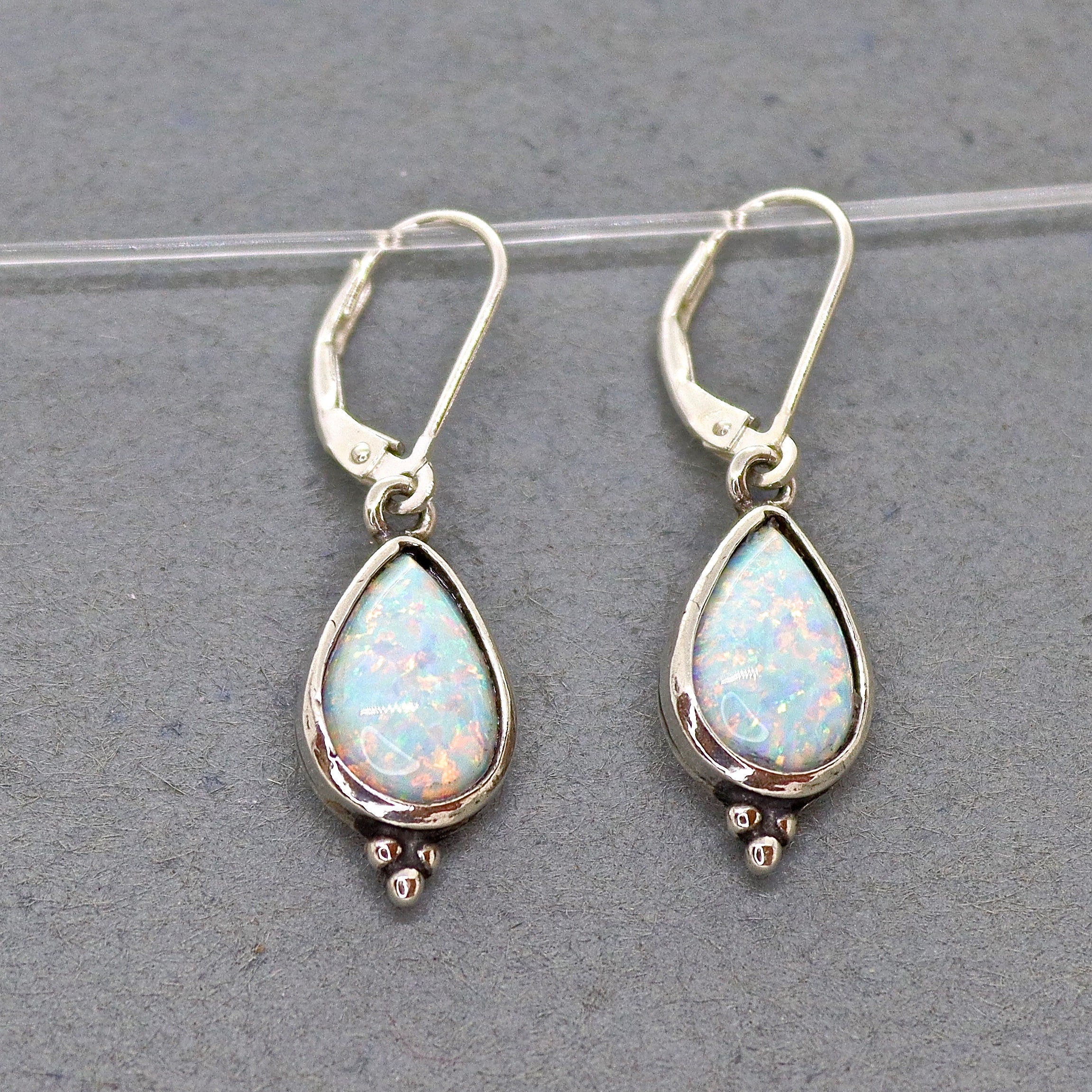 עגיל אופל כסף סטרלינג 925 בצורת טיפה לאישה