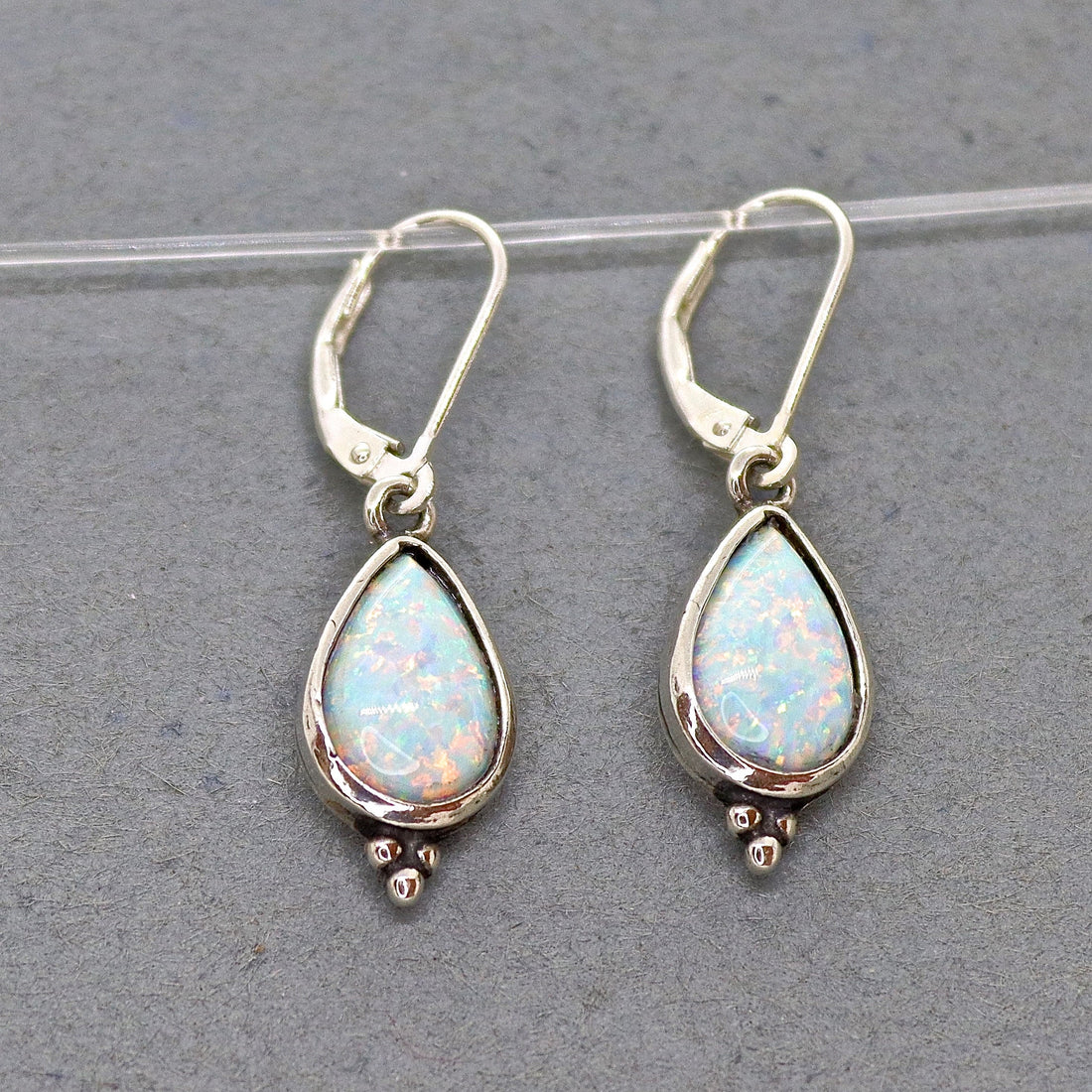 עגיל אופל כסף סטרלינג 925 בצורת טיפה לאישה