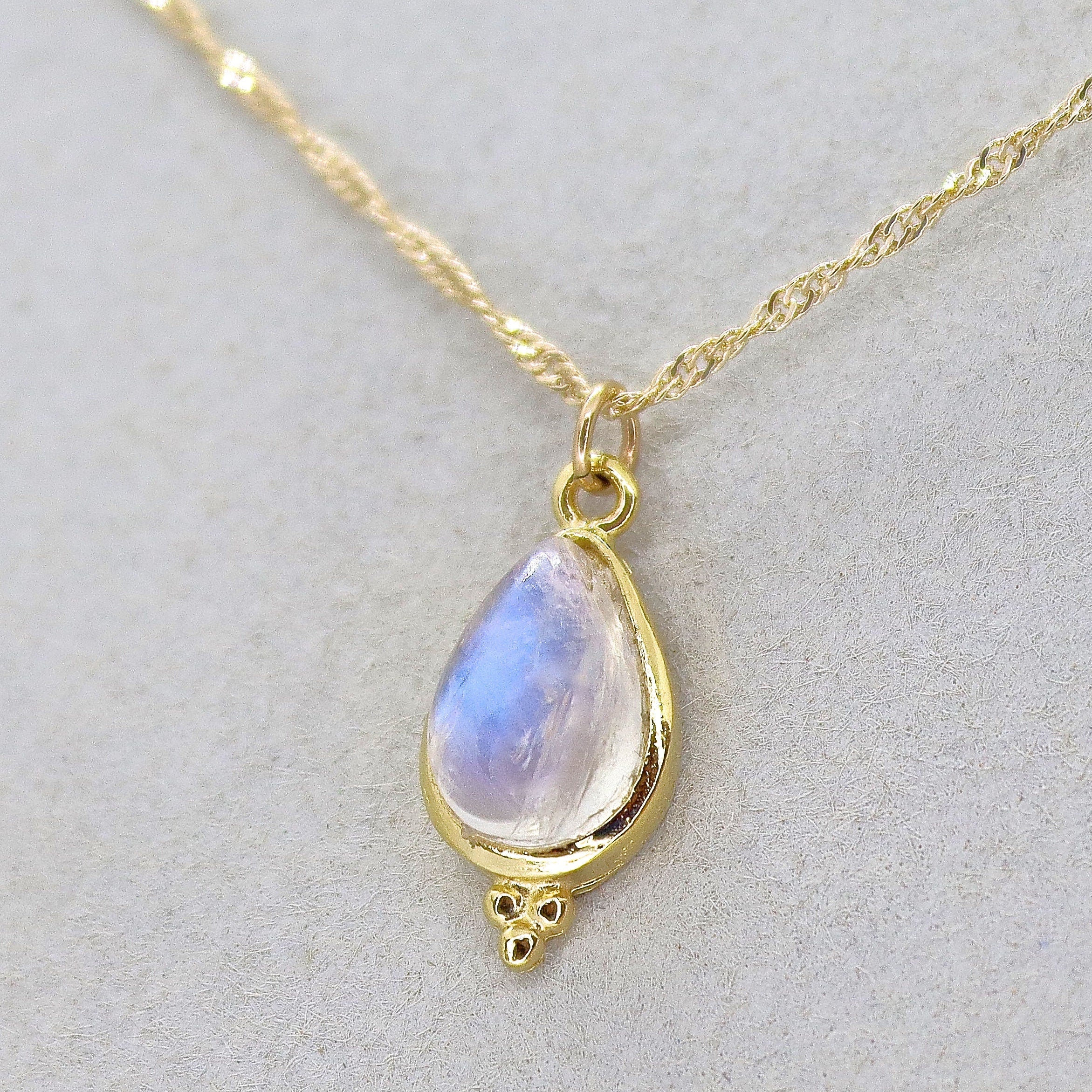 שרשרת טיפת מונסטון זהב: תליון אבן ירח בענן