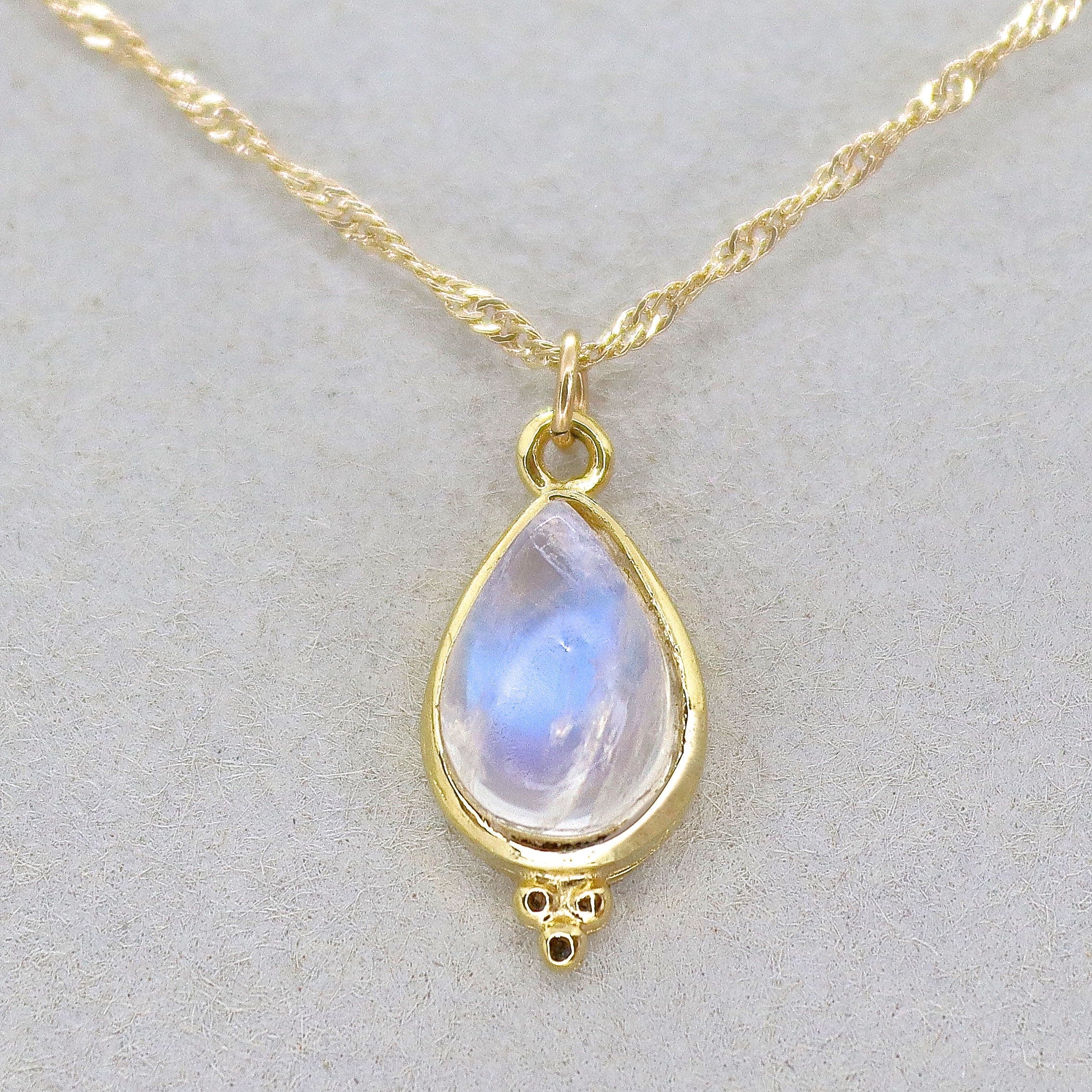 שרשרת טיפת מונסטון זהב: תליון אבן ירח בענן