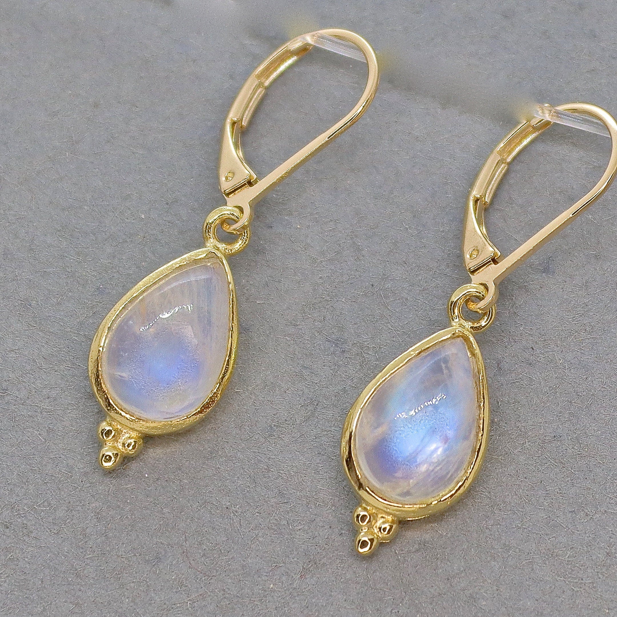 עגיל זהב תלוי באבן ירח, עגילי אבן חן דמעה