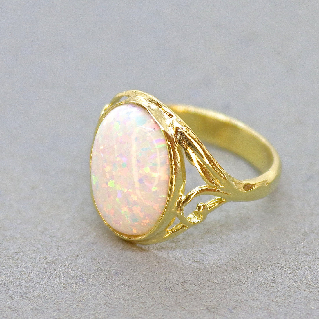 טבעת זהב אופל לנשים, טבעת אופל לבן