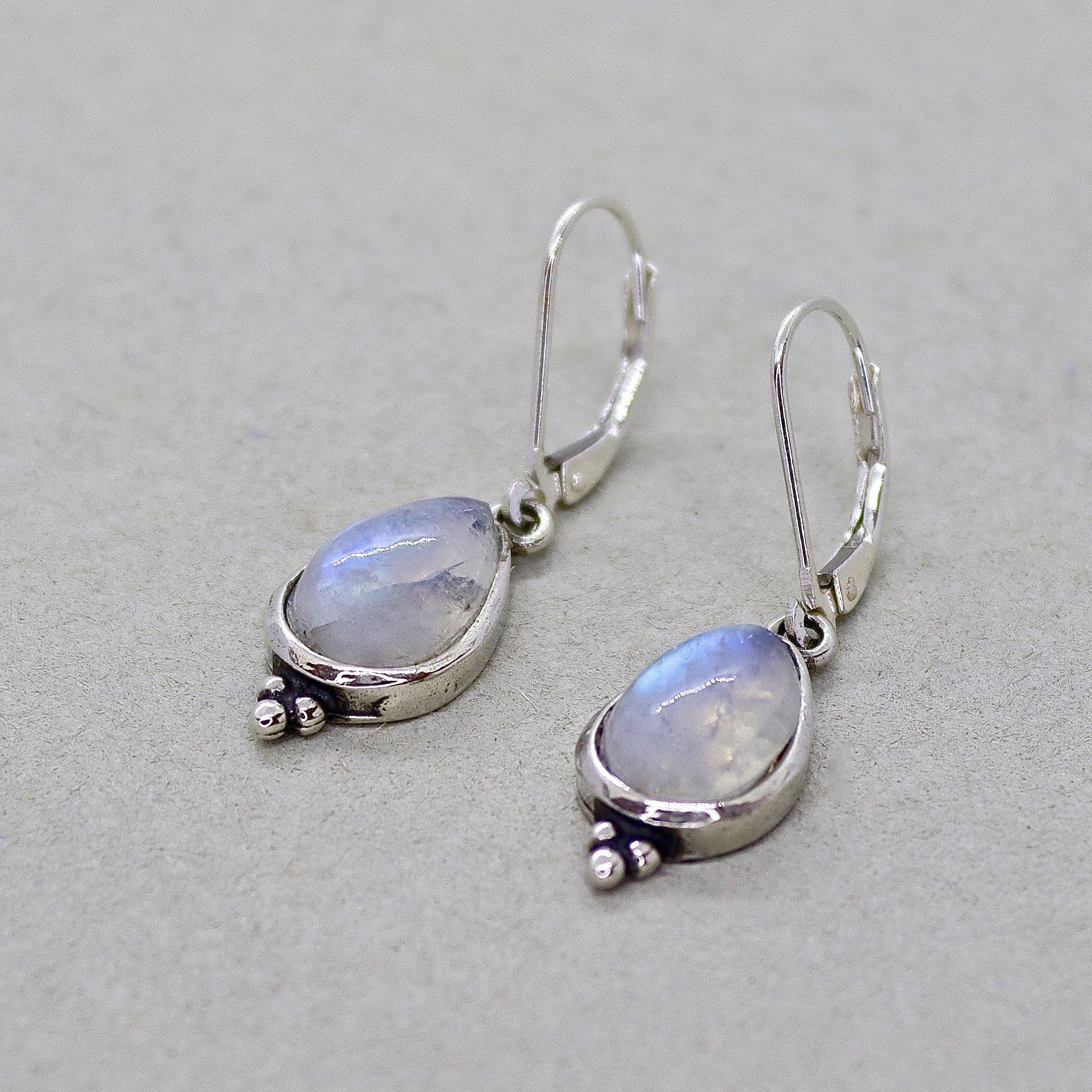 עגיל כסף סטרלינג תלוי עם דמעת מונסטון לאישה