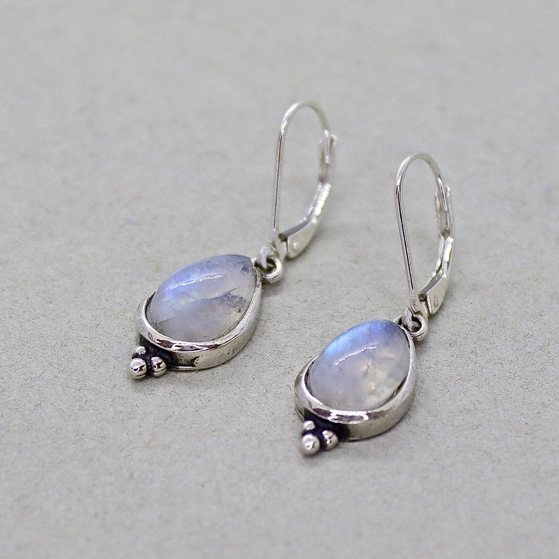 עגיל כסף סטרלינג תלוי עם דמעת מונסטון לאישה