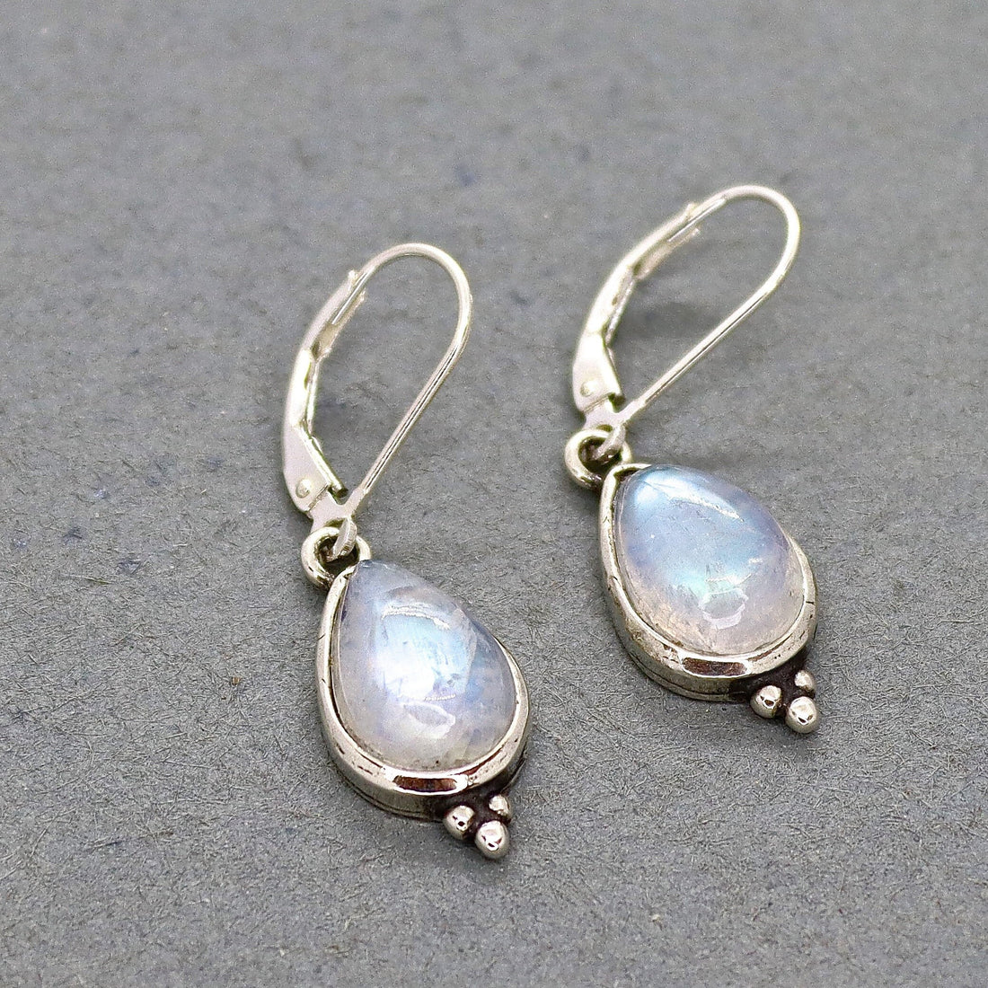 עגיל כסף סטרלינג תלוי עם דמעת מונסטון לאישה