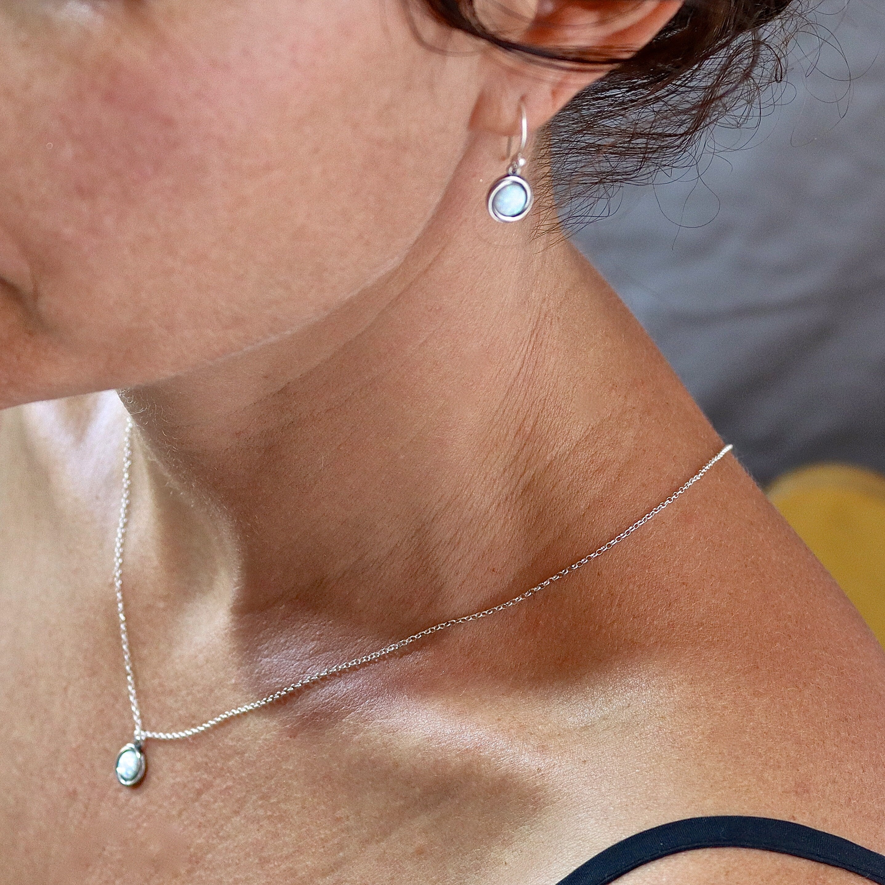 עגילי ושרשרת כסף סטרלינג 925 משובצים באופל לבן, סט תכשיטי אופל