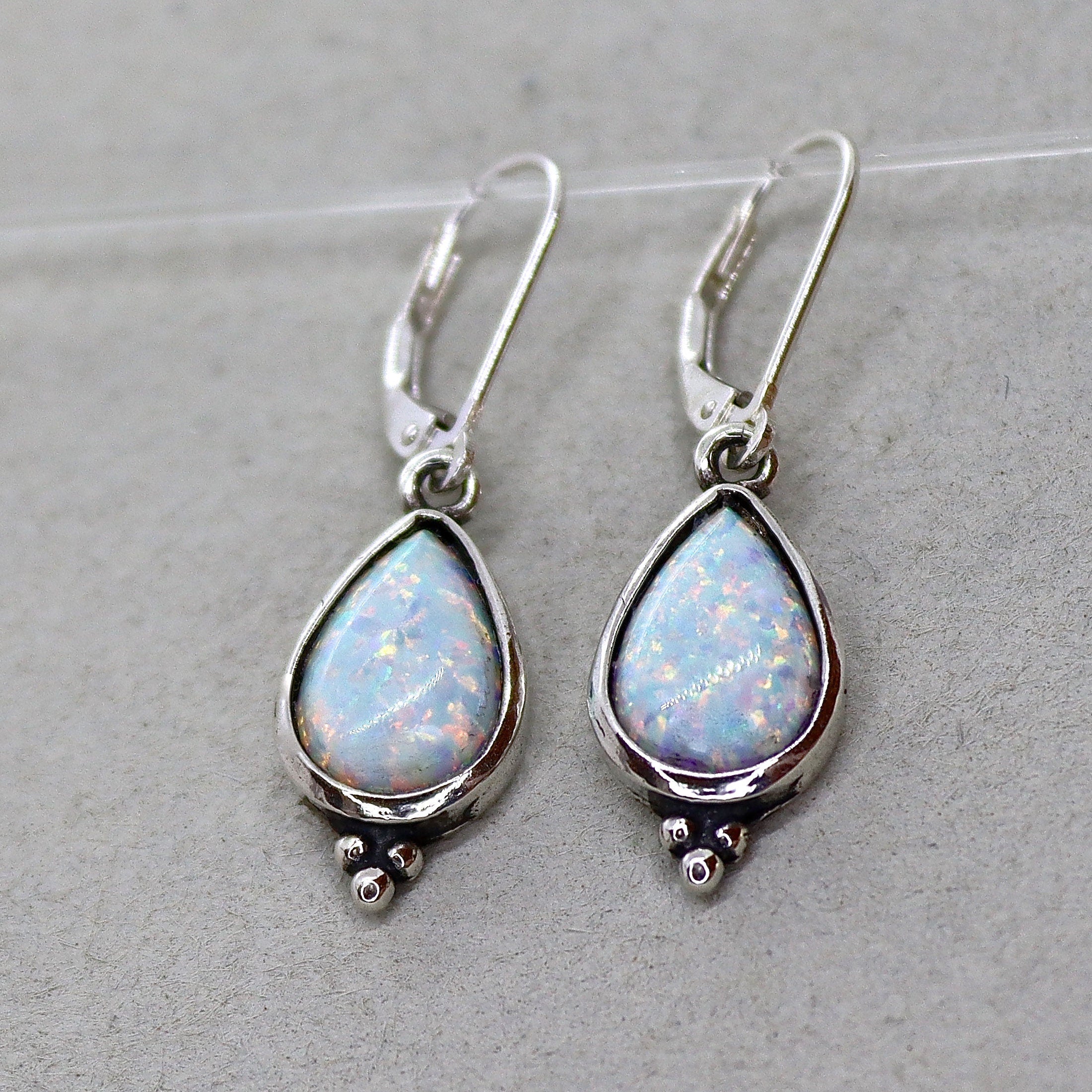 עגיל אופל כסף סטרלינג 925 בצורת טיפה לאישה