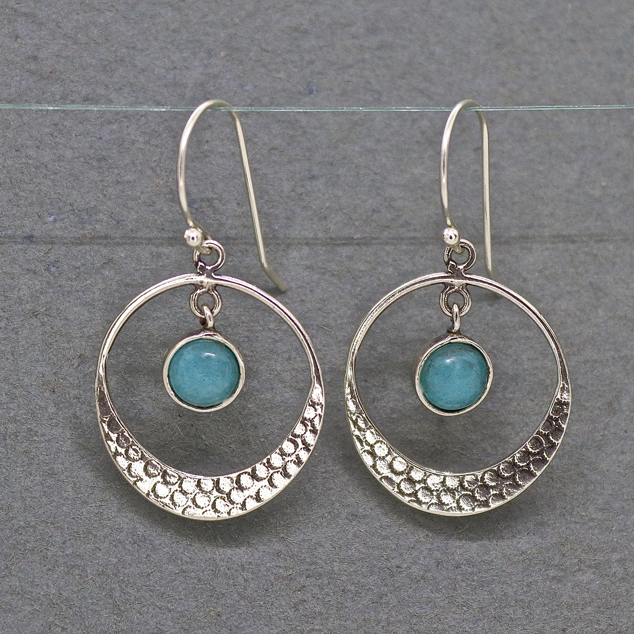 עגילי כסף תלויים אקוומרין חישוקים בעבודת יד משובצים