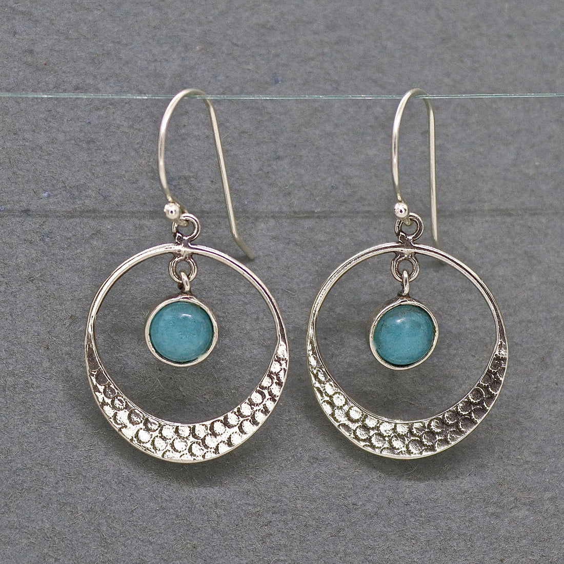 עגילי כסף תלויים אקוומרין חישוקים בעבודת יד משובצים