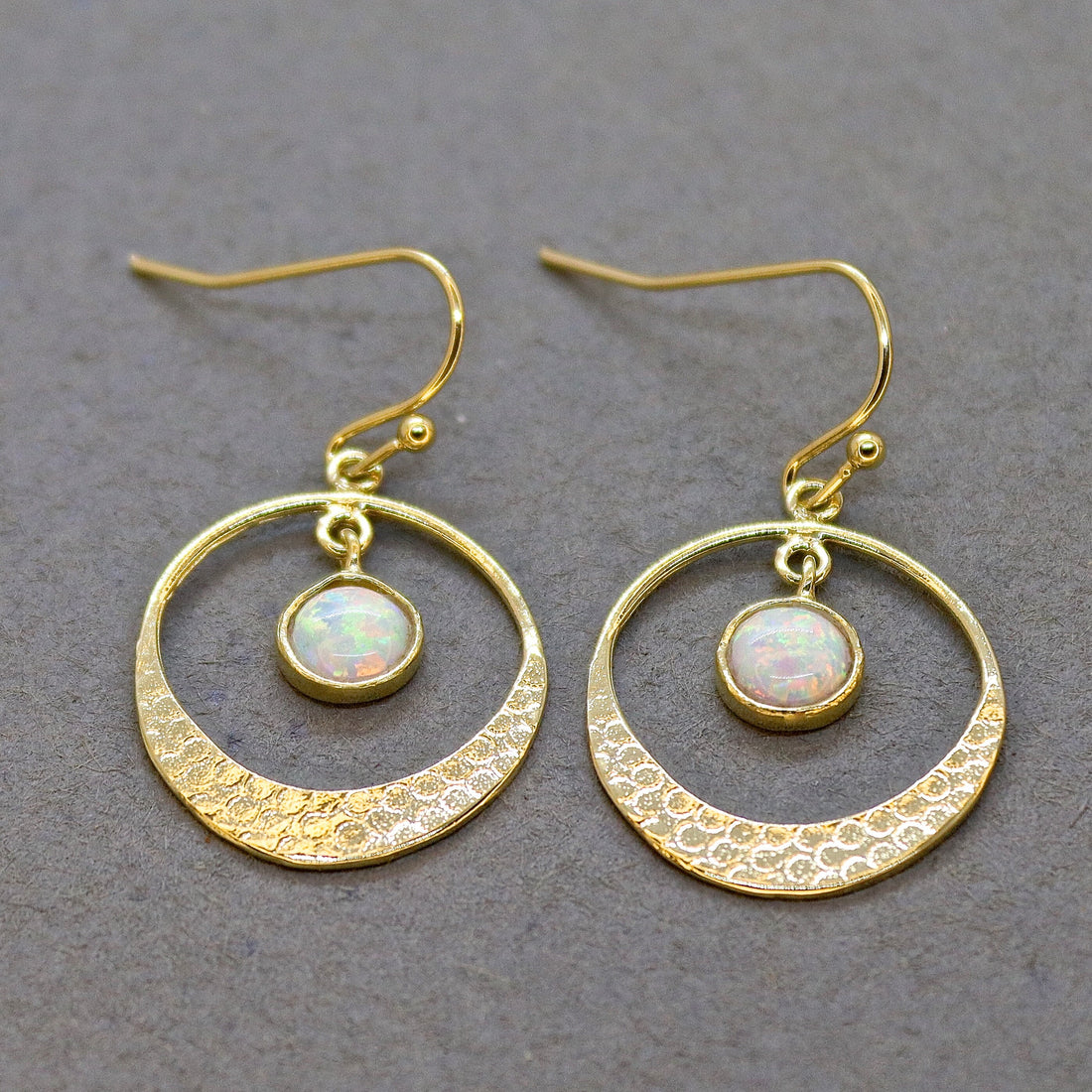 עגילי חישוק פתוחים עם אופל תלוי מזהב 14 קראט חישוקי אופל מודרניים ואלגנטיים מתנה לה