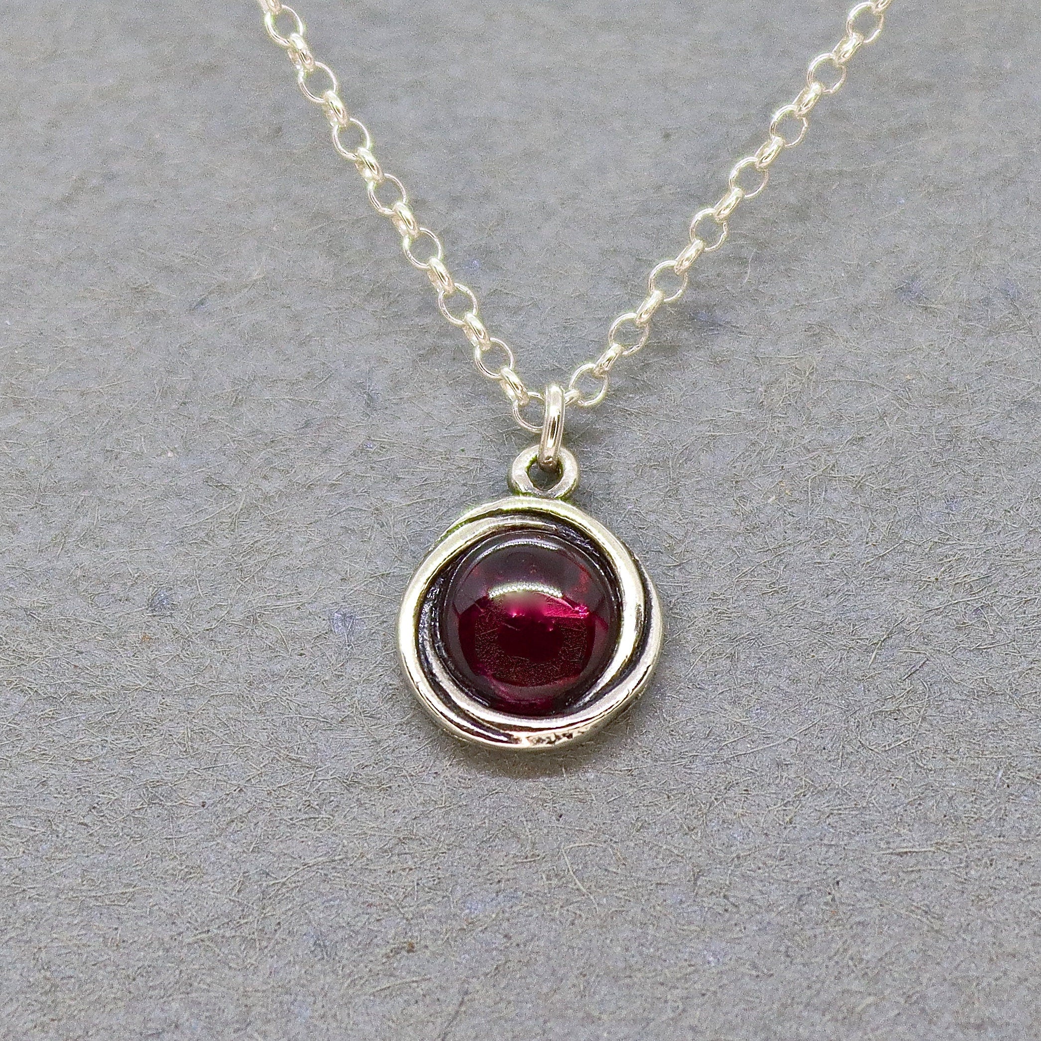 תליון שרשרת כסף סטרלינג קטן משובץ גרנט