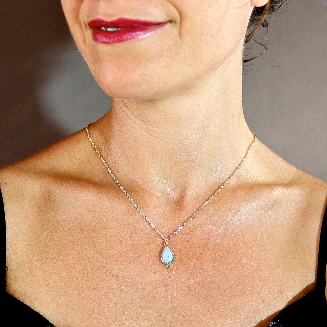 סט תכשיטים של שרשרת ועגילים מזהב כחול אופל לאישה