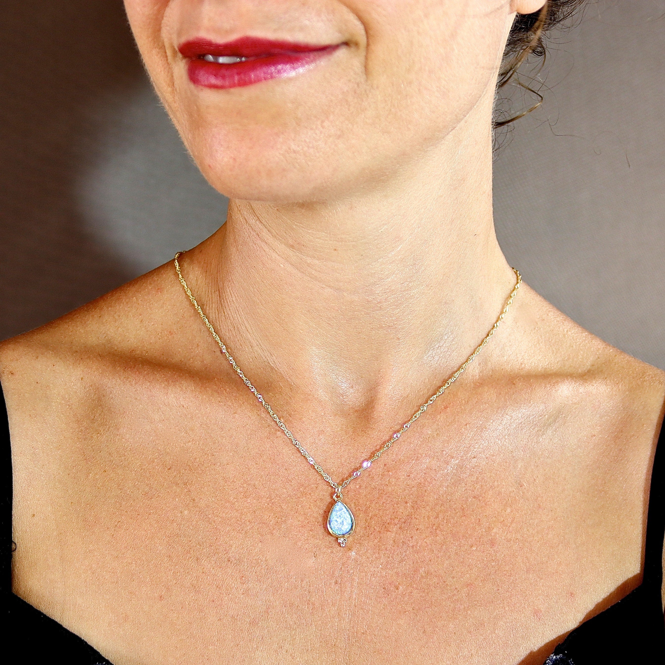 תליון שרשרת זהב 14 קראט משובץ אופל כחול עם דמעה