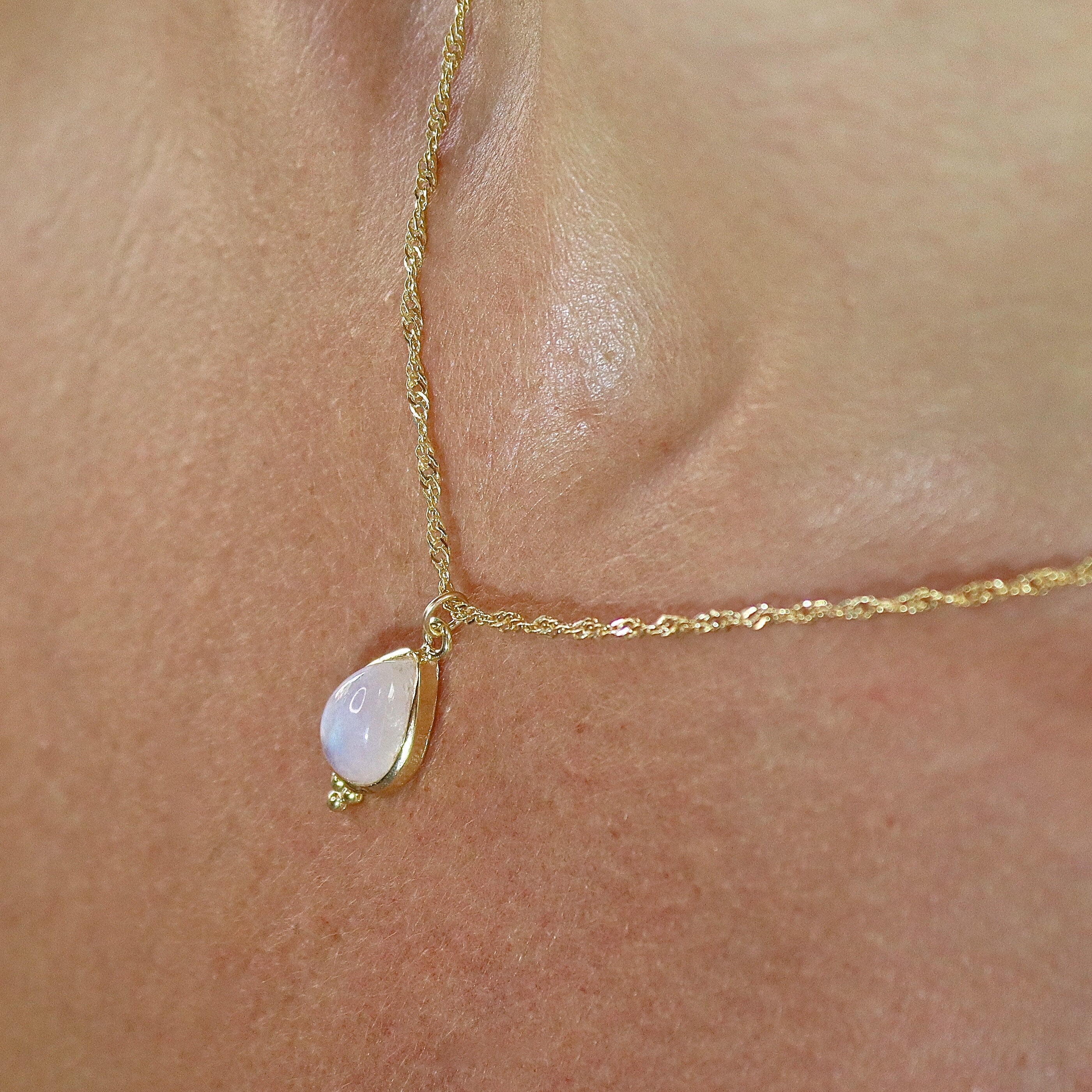 שרשרת טיפת מונסטון זהב: תליון אבן ירח בענן