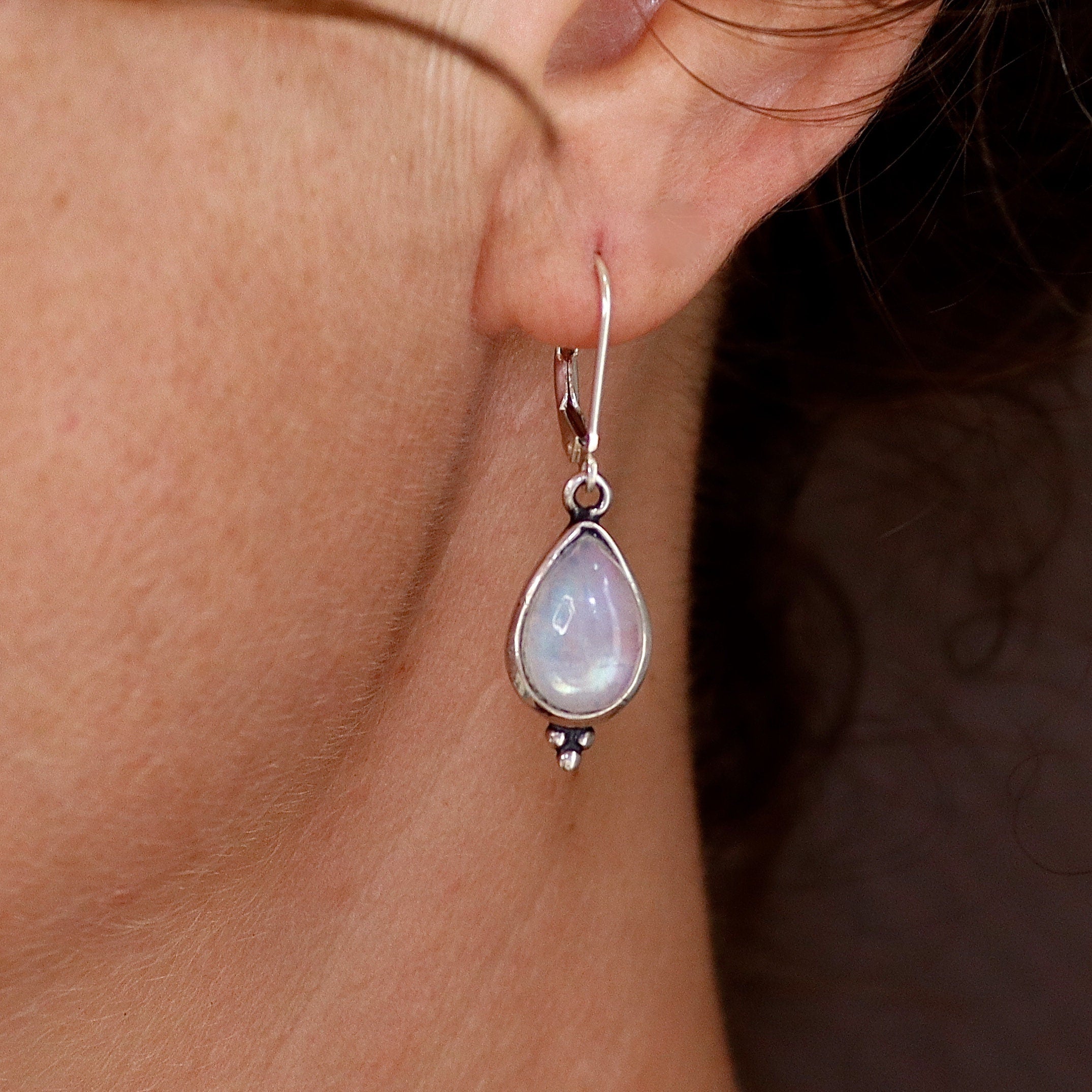 עגיל כסף סטרלינג תלוי עם דמעת מונסטון לאישה