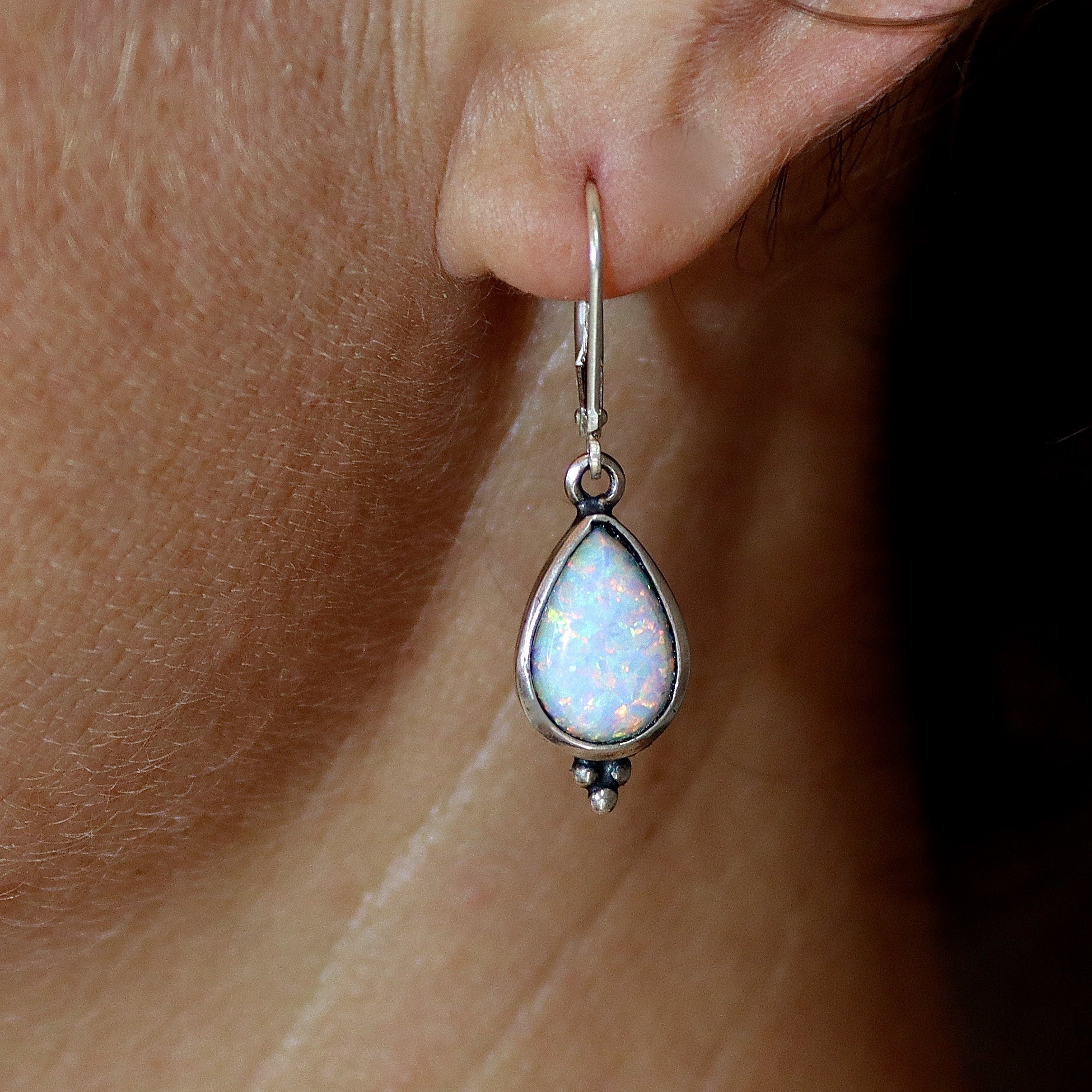 עגיל אופל כסף סטרלינג 925 בצורת טיפה לאישה