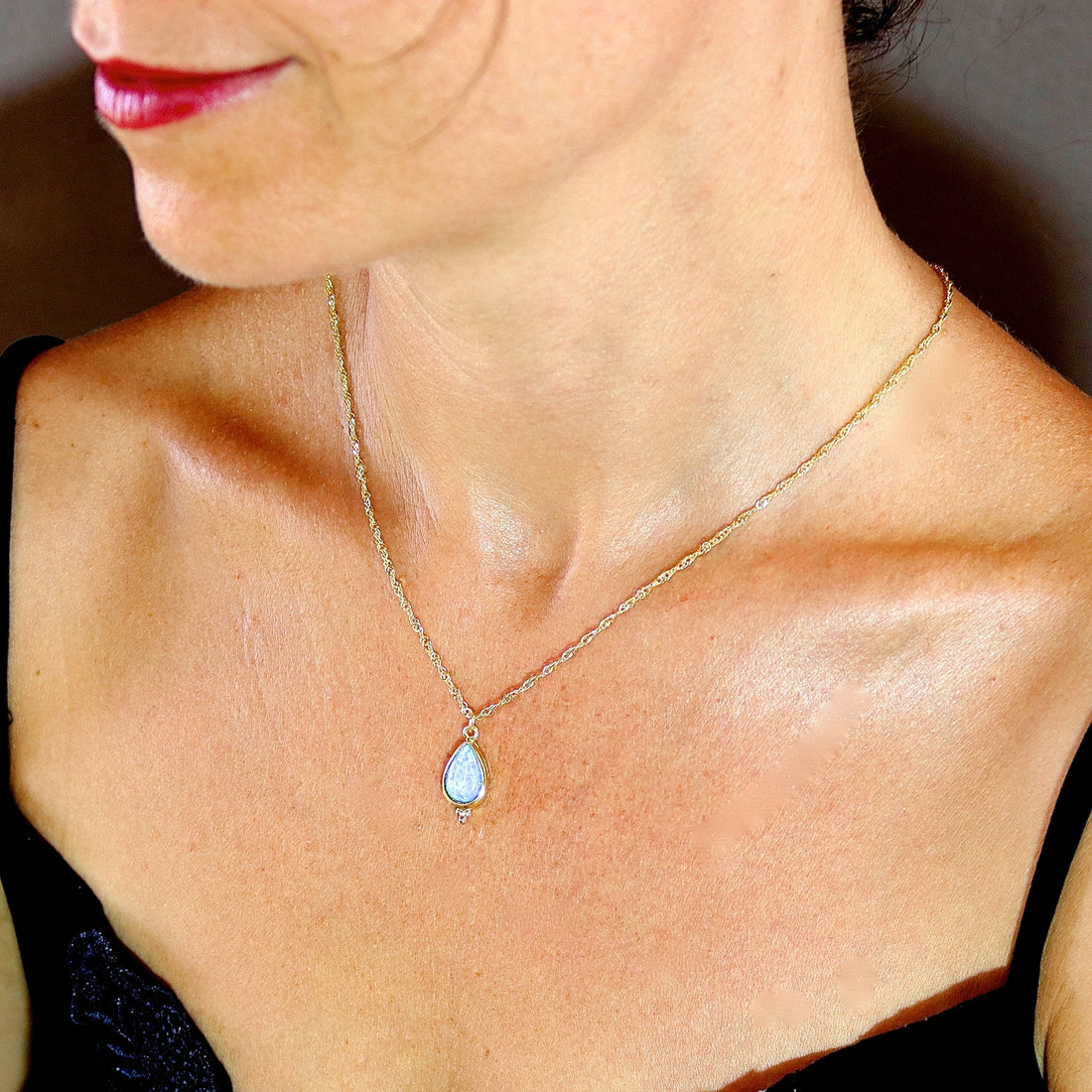 סט תכשיטים של שרשרת ועגילים מזהב כחול אופל לאישה