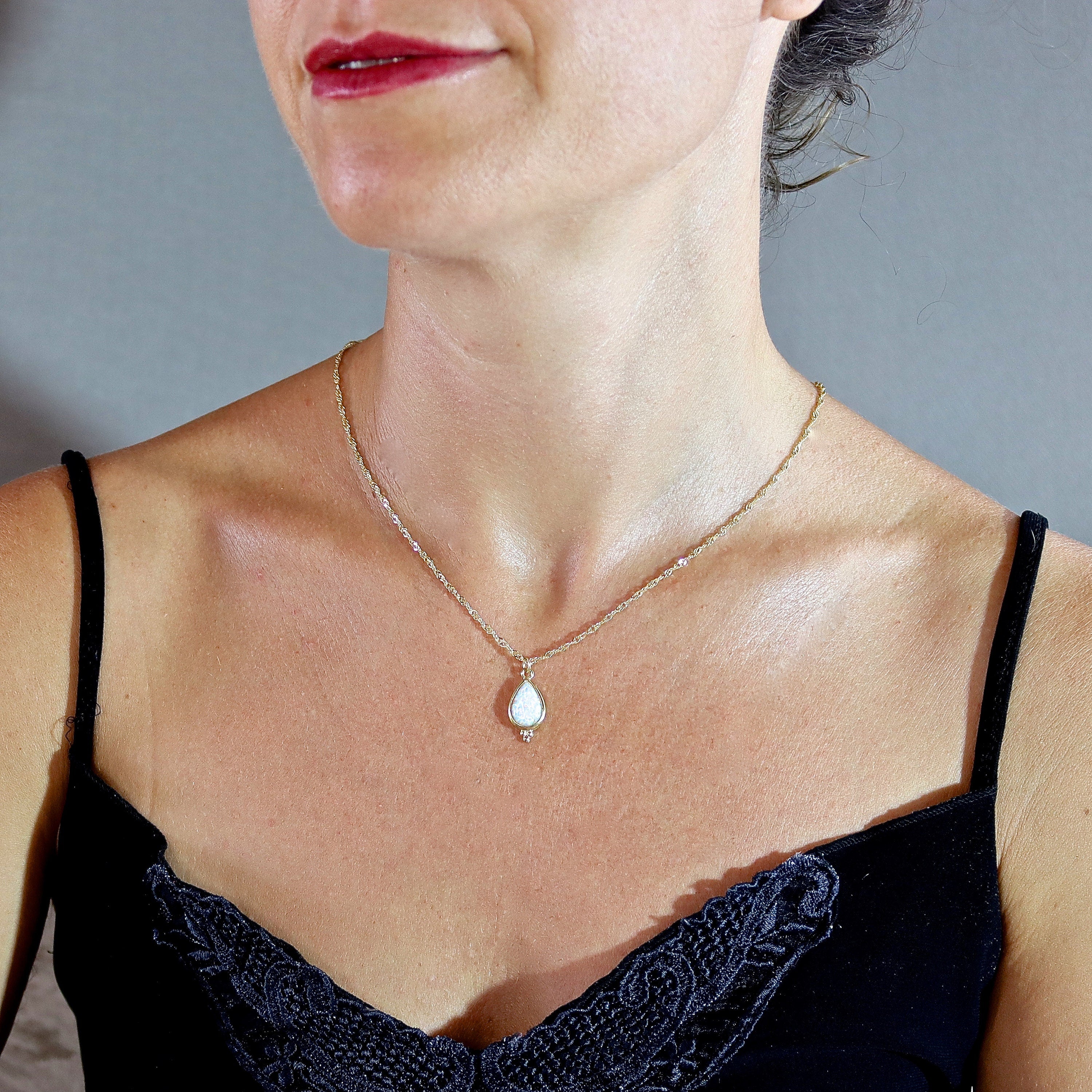 שרשרת טיפת אופל, שרשרת אופל זהב, תליון זהב אלגנטי, שרשרת אופל לבן, שרשרת נשים, תליון יומיומי, תליון טיפת דמעה