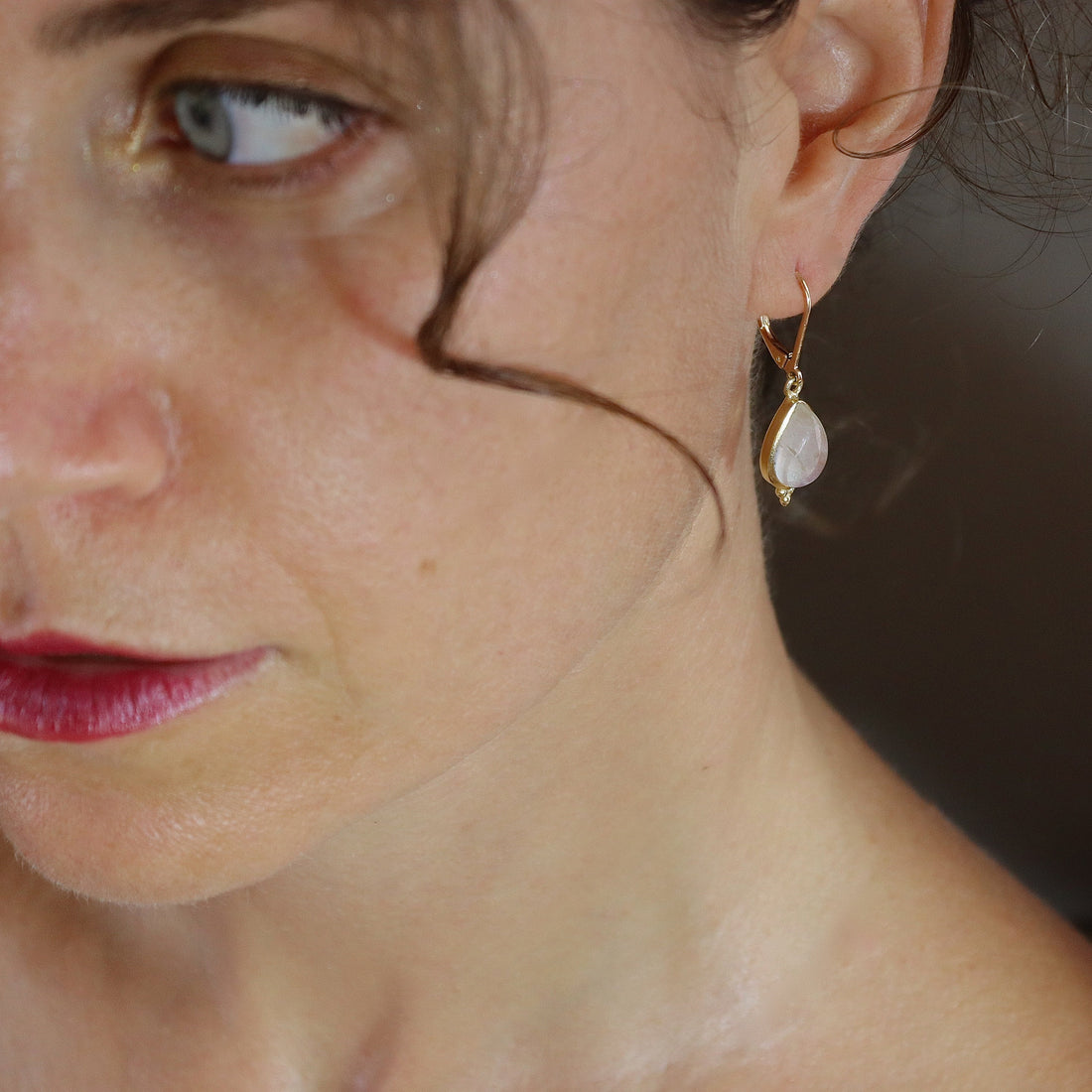 עגיל זהב תלוי באבן ירח, עגילי אבן חן דמעה