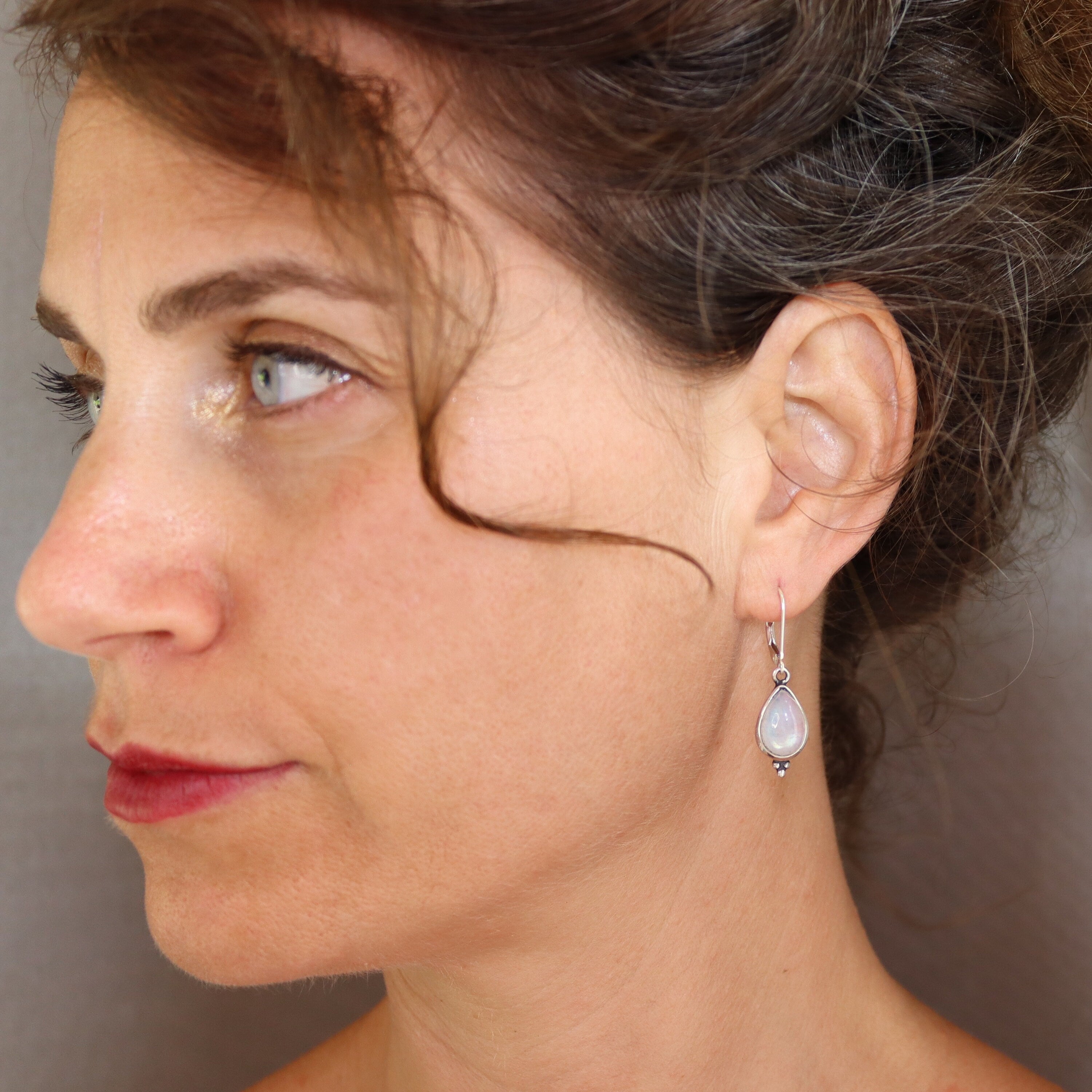 עגיל כסף סטרלינג תלוי עם דמעת מונסטון לאישה