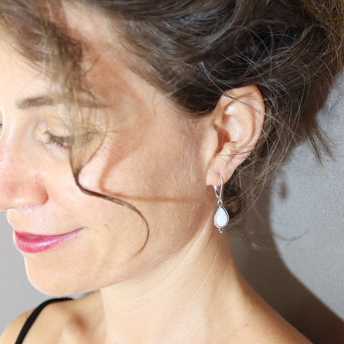 עגיל אופל כסף סטרלינג 925 בצורת טיפה לאישה