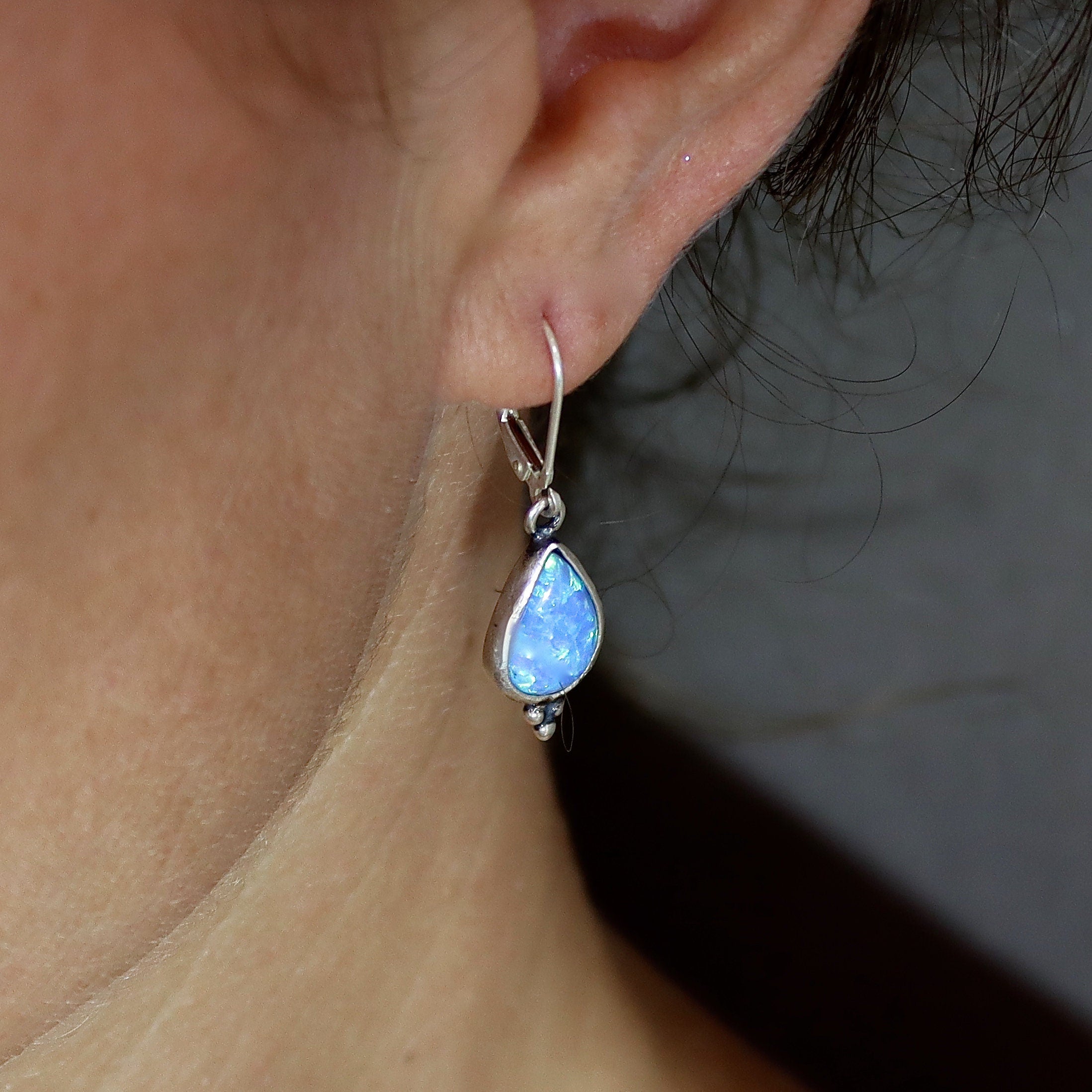 עגילי טיפה משובצים באופל, עגילי כסף סטרלינג 925 משובצים באופל כחול