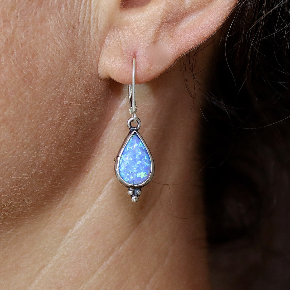 עגילי טיפה משובצים באופל, עגילי כסף סטרלינג 925 משובצים באופל כחול