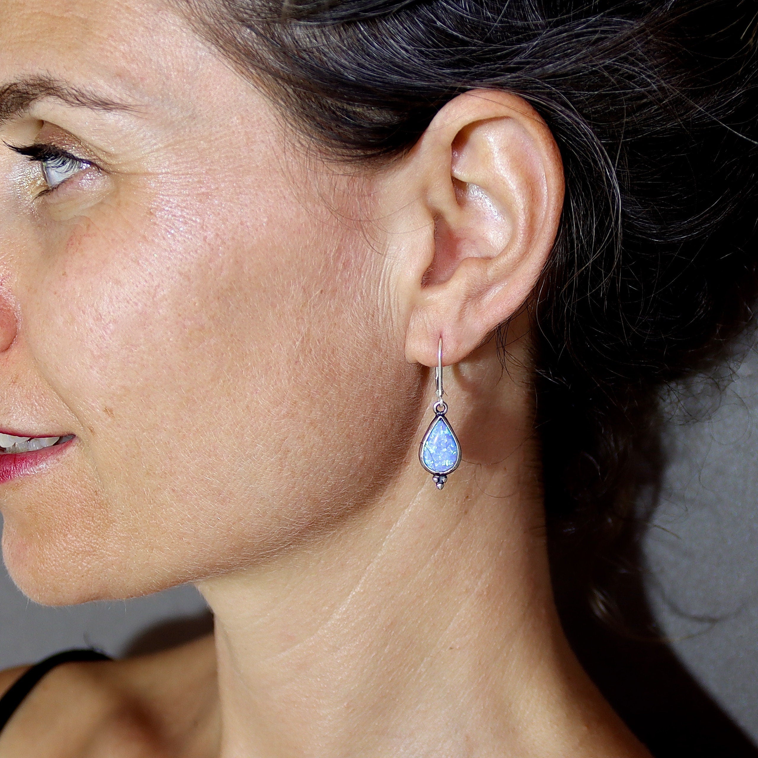 עגילי טיפה משובצים באופל, עגילי כסף סטרלינג 925 משובצים באופל כחול